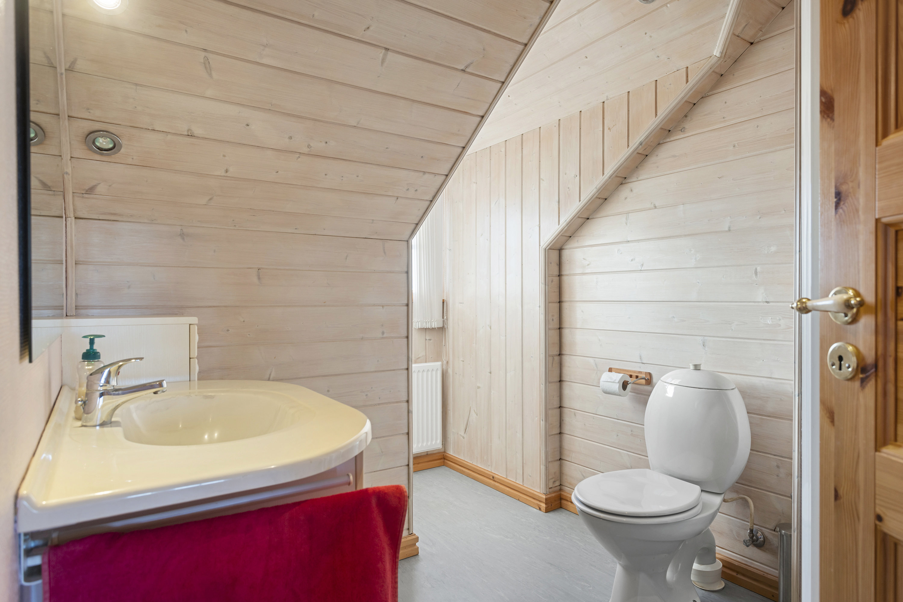 Fremhævet badeværelse billede i fuldskærmstilstand. Billede af Hans Buchs Vej 12, 9300 Sæby