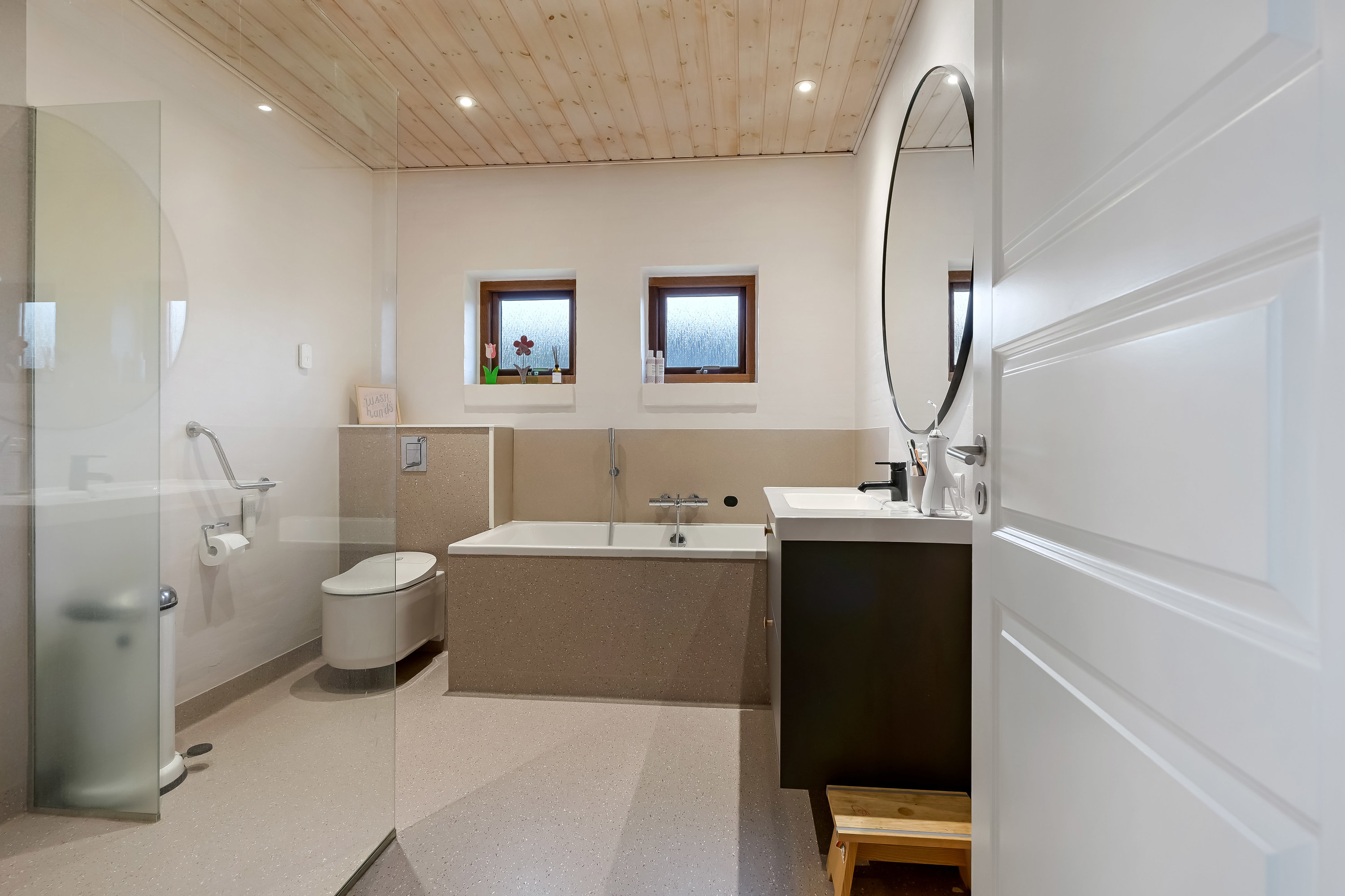 Fremhævet badeværelse billede i fuldskærmstilstand. Billede af Lokesvej 7, 6840 Oksbøl