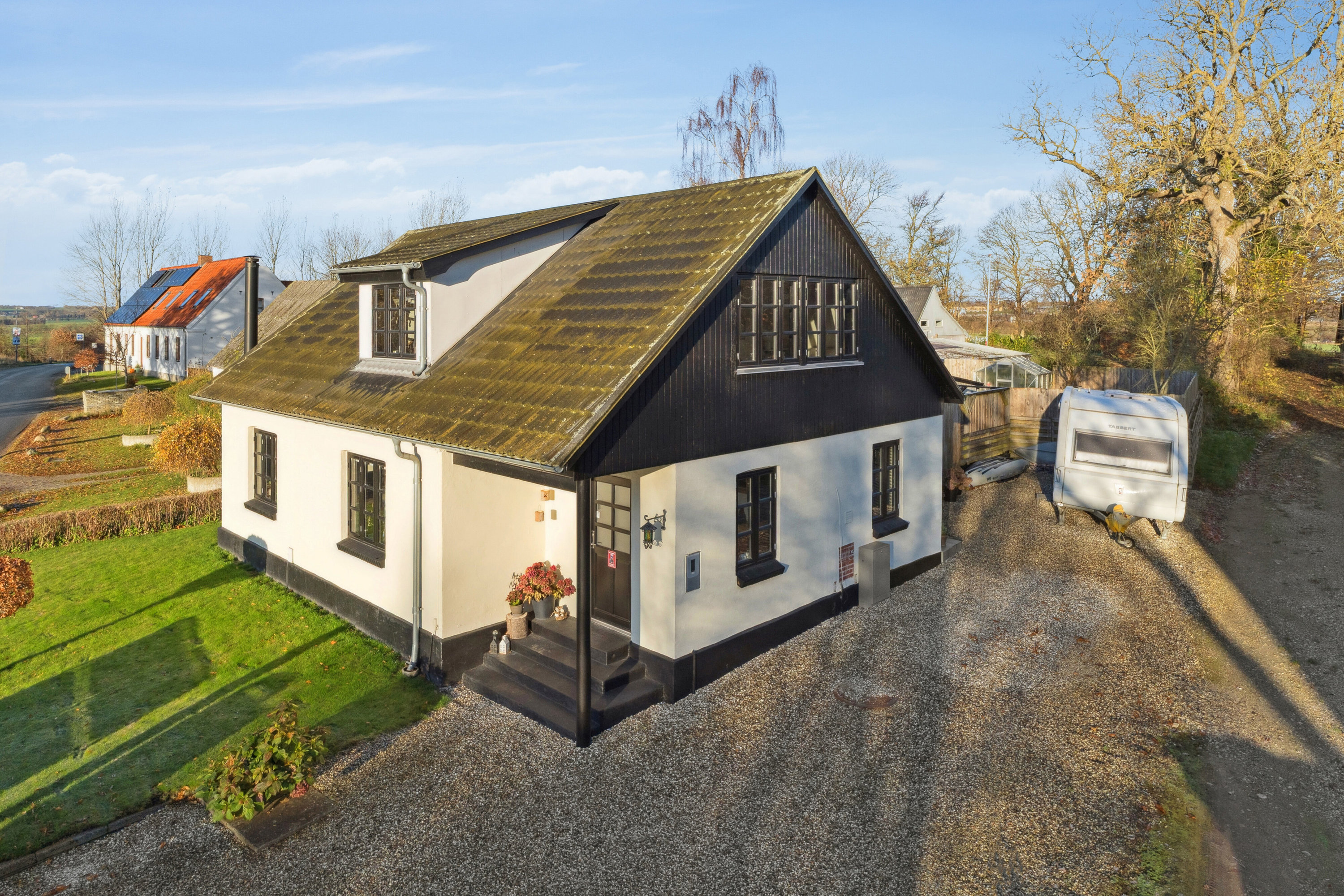 Fremhævet set fra vejen billede i fuldskærmstilstand. Billede af Lilleringvej 5, Storring, 8464 Galten