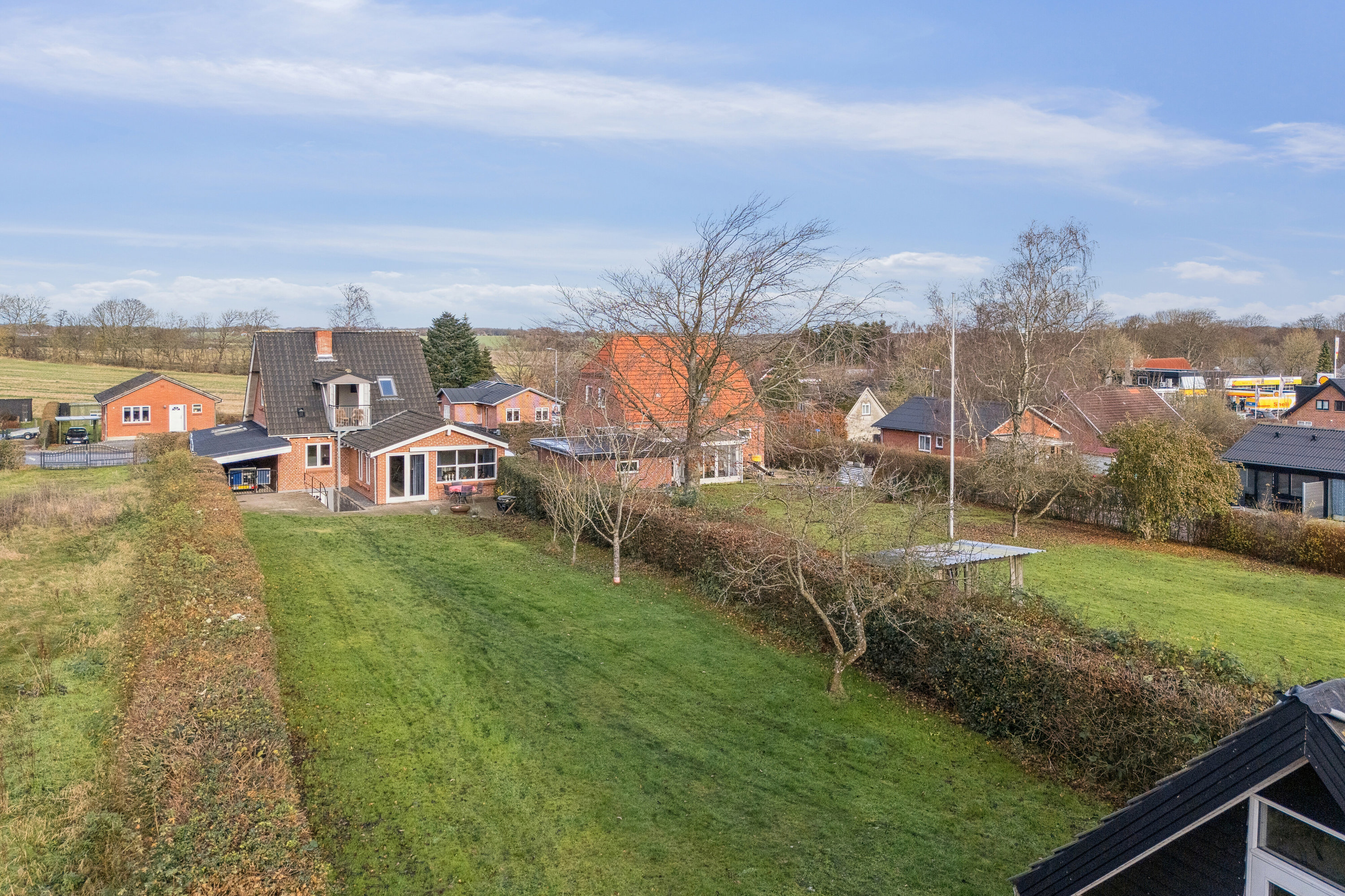 Fremhævet udendørs billede i fuldskærmstilstand. Billede af Thorningvej 33, 8620 Kjellerup