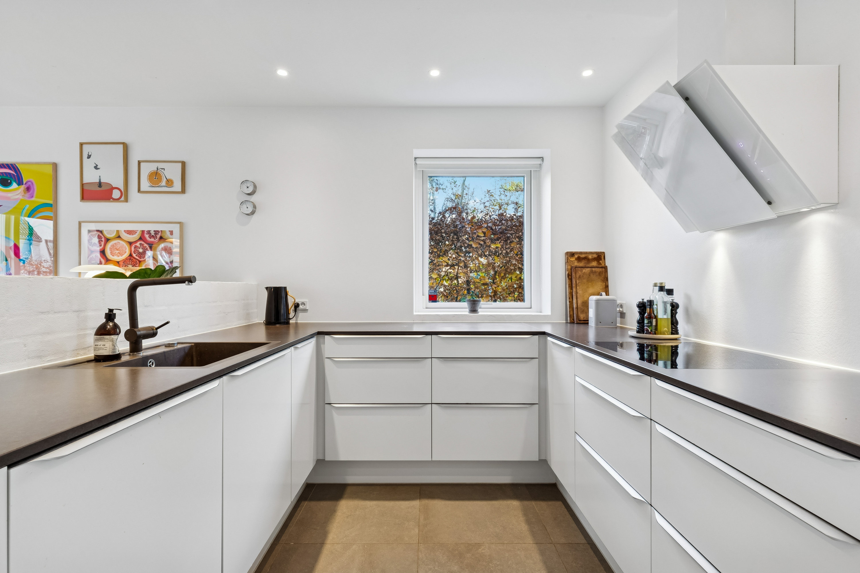 Fremhævet køkken billede i fuldskærmstilstand. Billede af Kirkebjerggårdsvej 12B, 2635 Ishøj