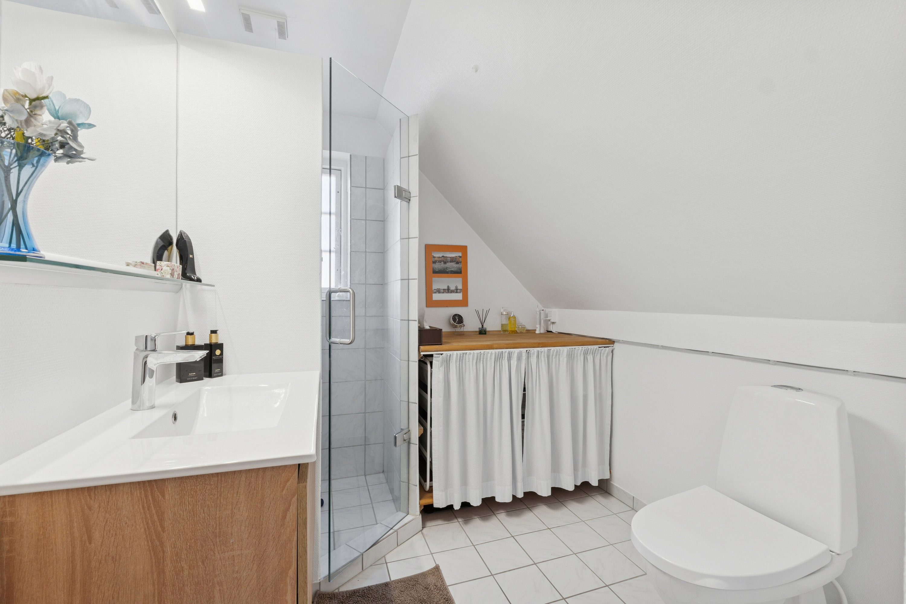 Fremhævet badeværelse billede i fuldskærmstilstand. Billede af Krogvej 14, 1., 2830 Virum