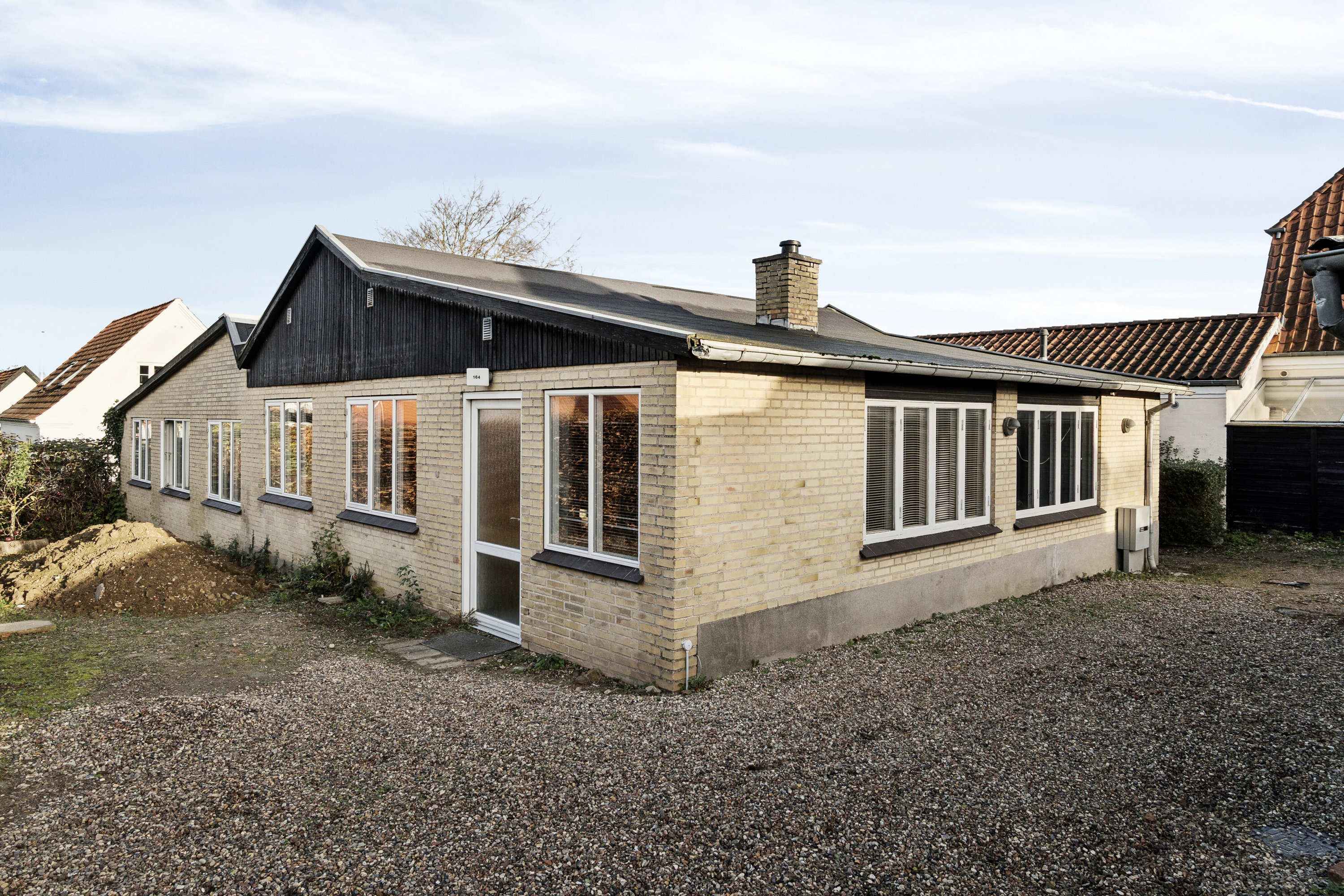 Miniaturebillede 2: set fra vejen. Billede af Kalundborgvej 164, 4300 Holbæk