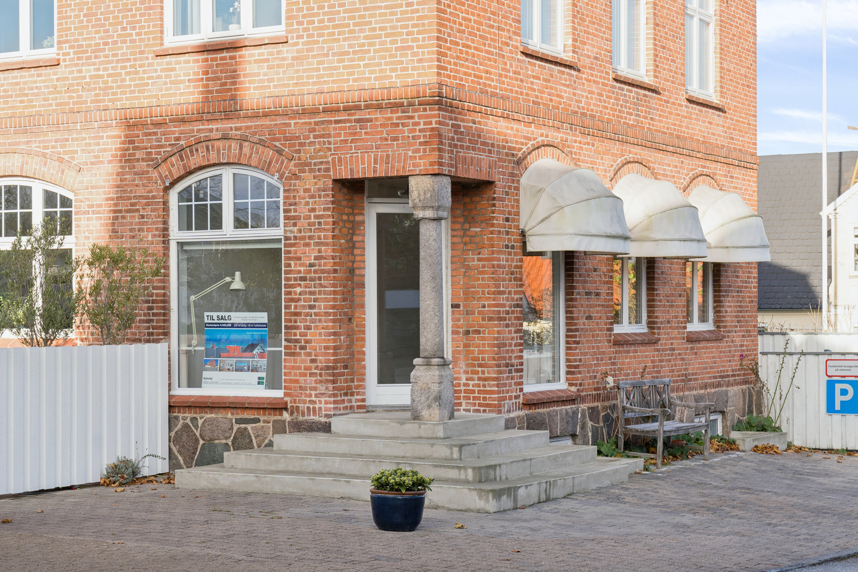 Fremhævet set fra strandvejen  billede i fuldskærmstilstand. Billede af Nordre Strandvej 322A, 3100 Hornbæk