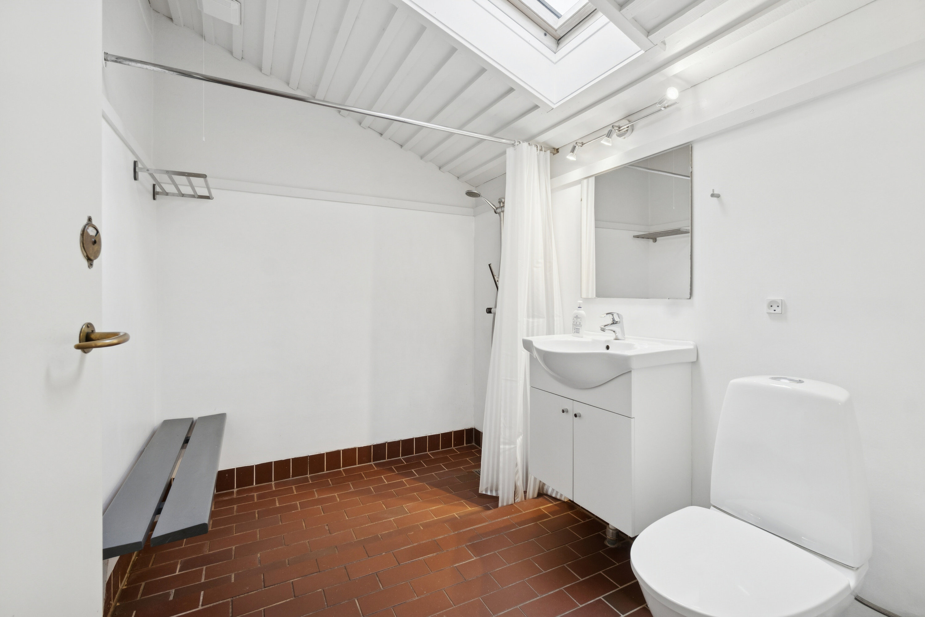 Fremhævet badeværelse billede i fuldskærmstilstand. Billede af Langebjergvej 62, 27., Sandvig, 3770 Allinge