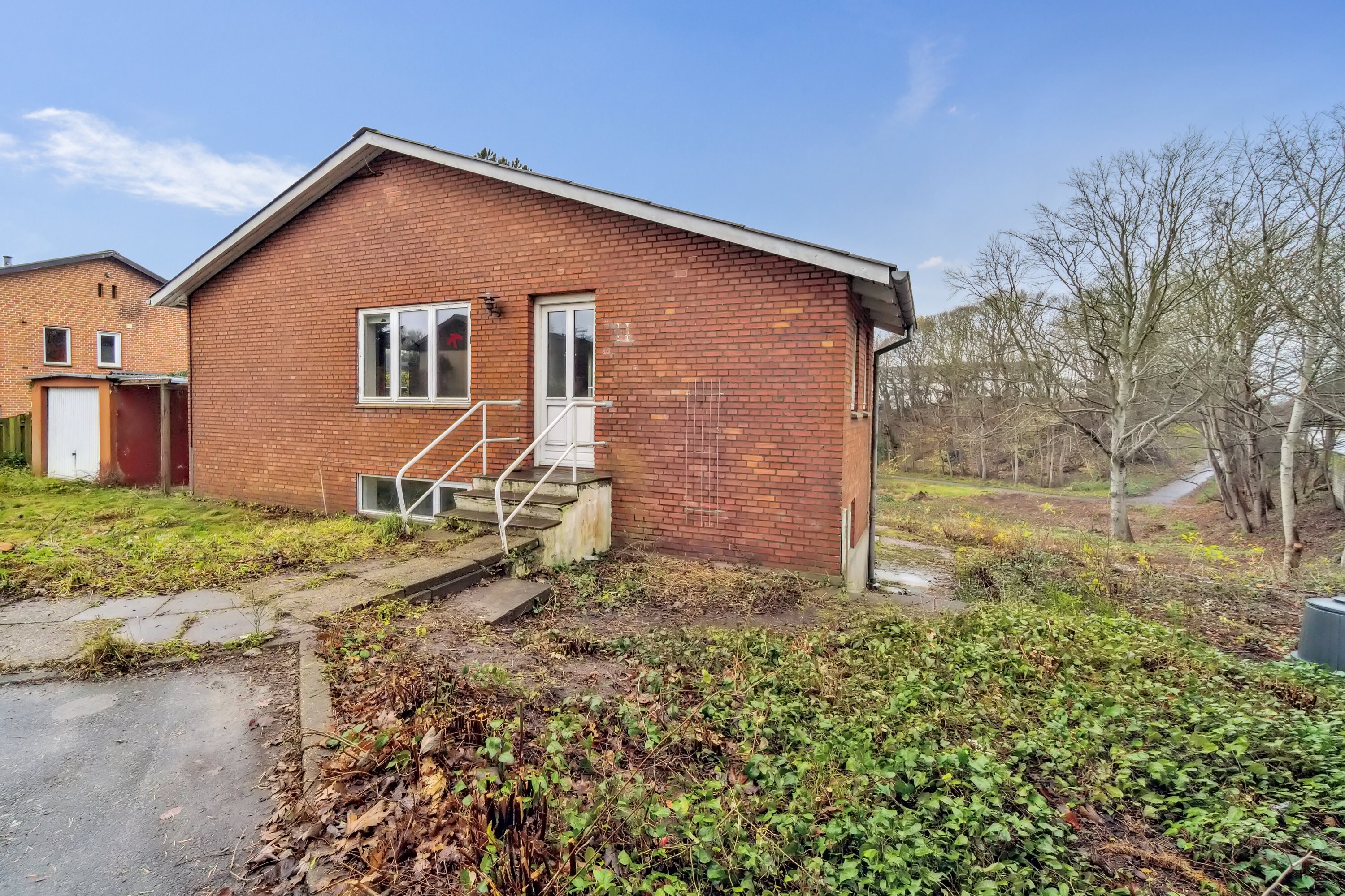 Fremhævet set fra vejen billede i fuldskærmstilstand. Billede af Sct Olafs Vej 21, 9800 Hjørring