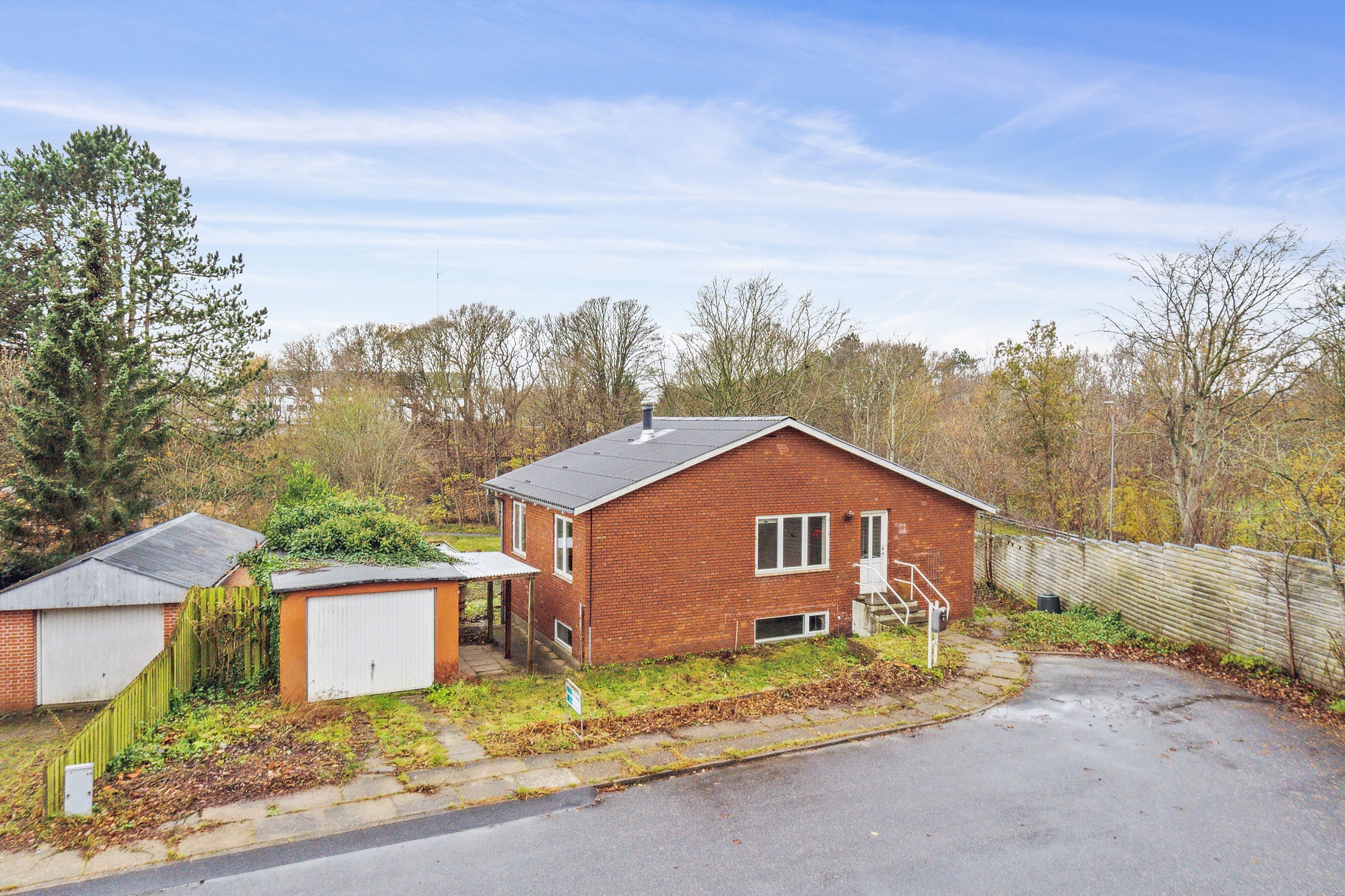 Fremhævet set fra vejen billede i fuldskærmstilstand. Billede af Sct Olafs Vej 21, 9800 Hjørring