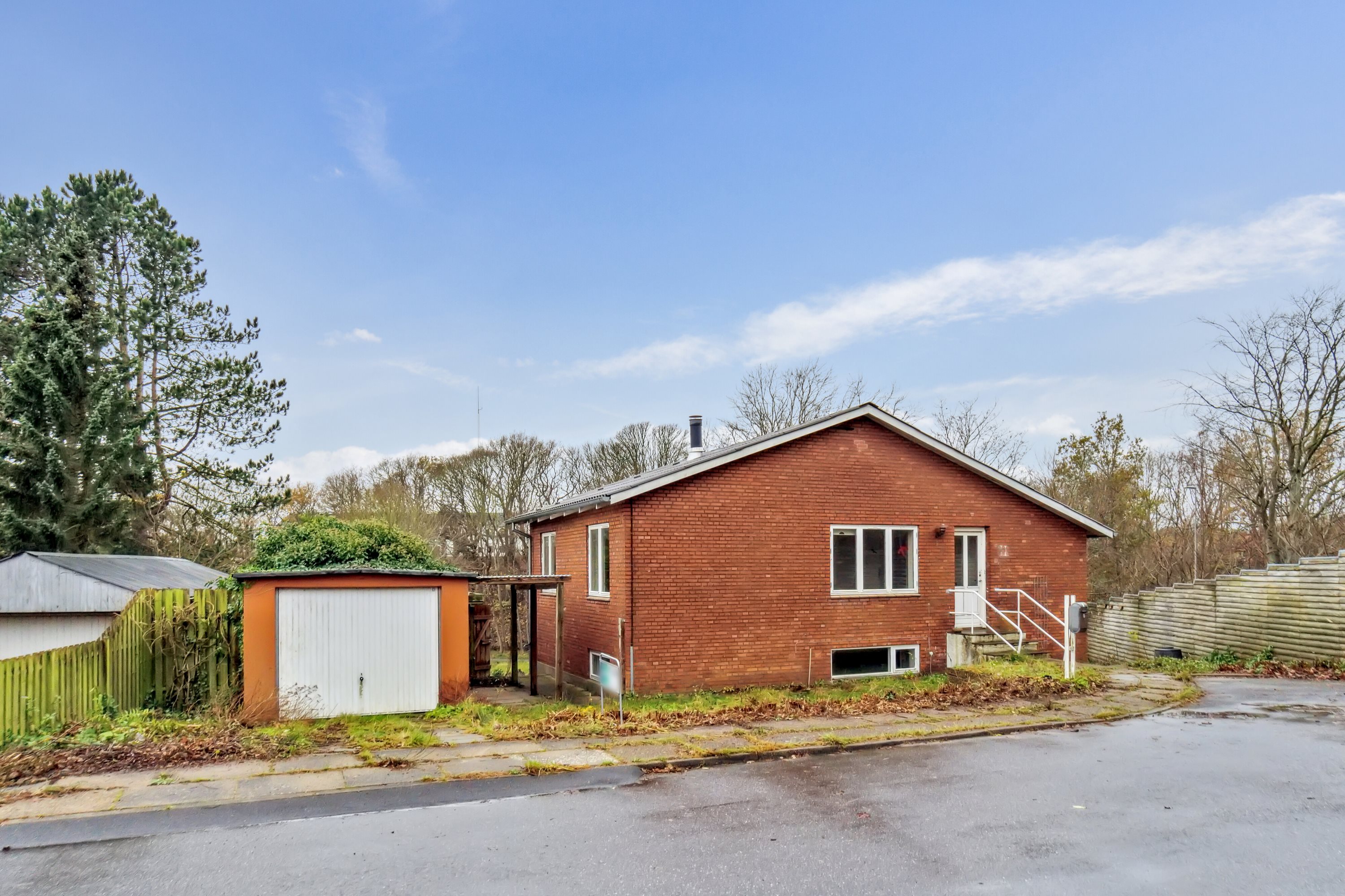 Fremhævet set fra vejen billede i fuldskærmstilstand. Billede af Sct Olafs Vej 21, 9800 Hjørring