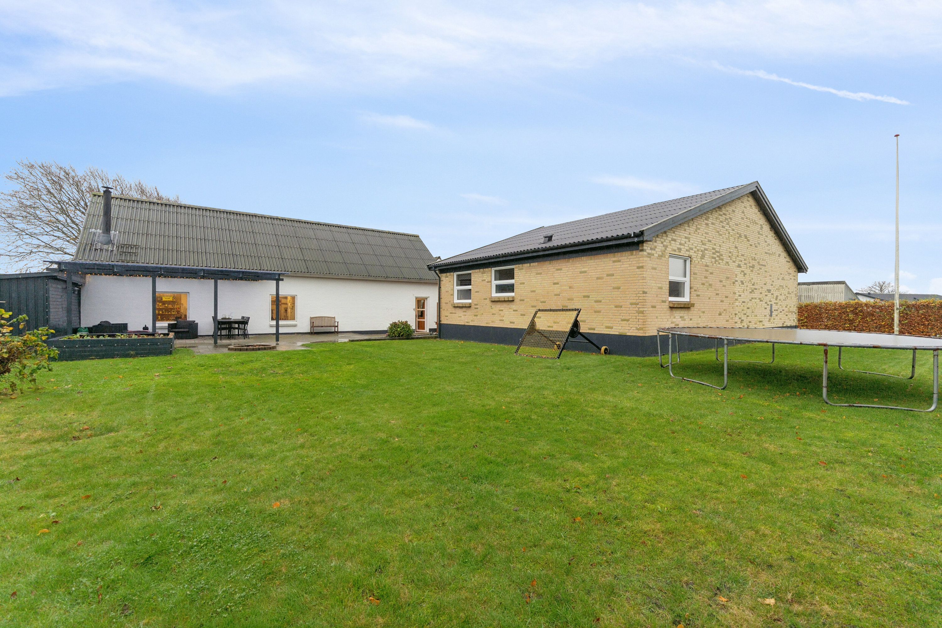 Fremhævet set fra haven billede i fuldskærmstilstand. Billede af Parkvej 28, 9881 Bindslev