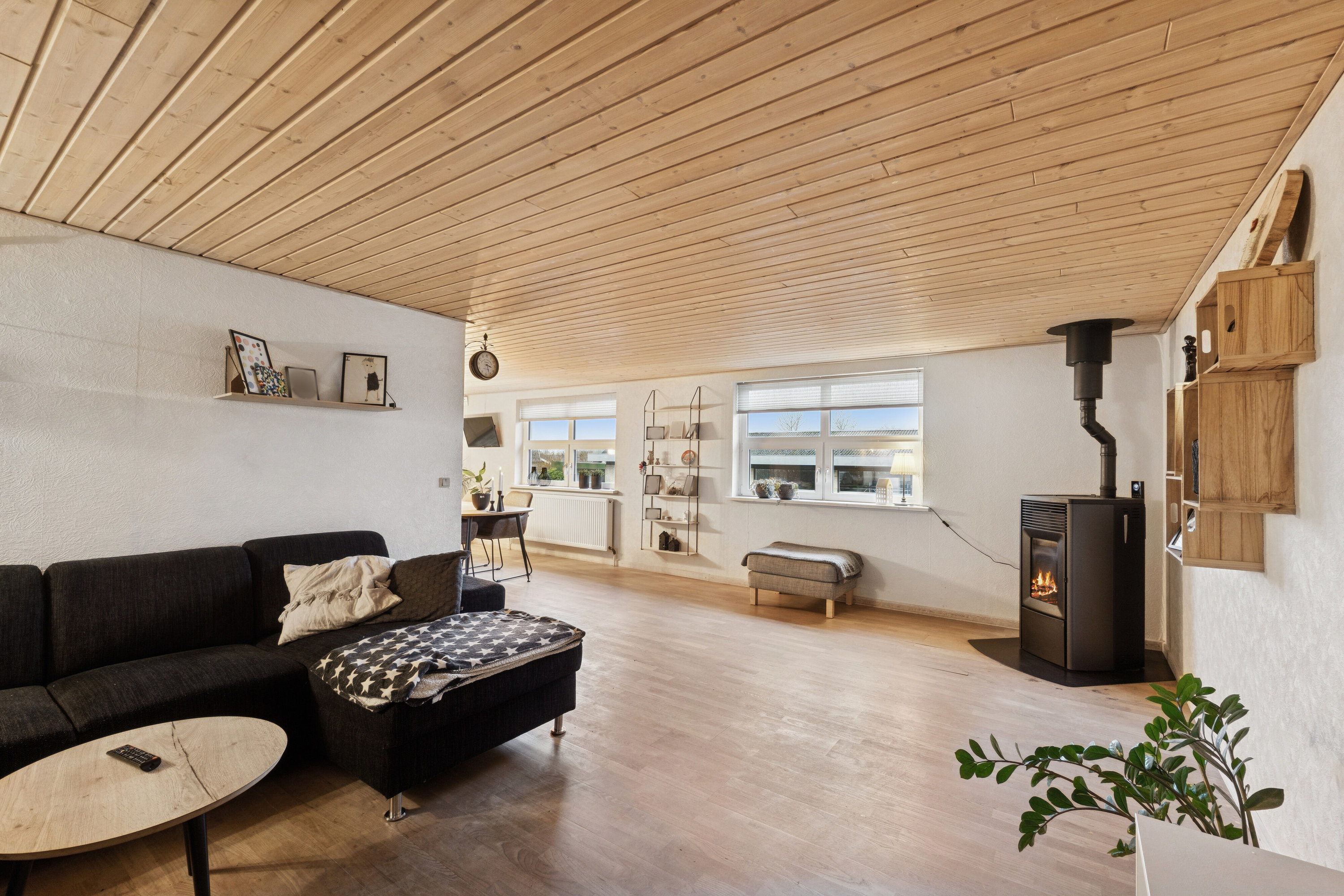 Fremhævet stue billede i fuldskærmstilstand. Billede af Parkvej 28, 9881 Bindslev