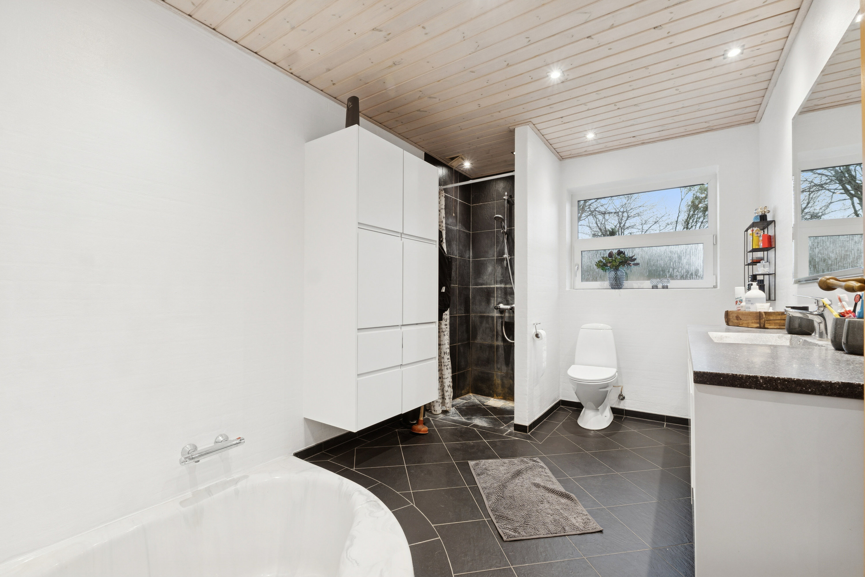 Fremhævet badeværelse billede i fuldskærmstilstand. Billede af Parkvej 28, 9881 Bindslev