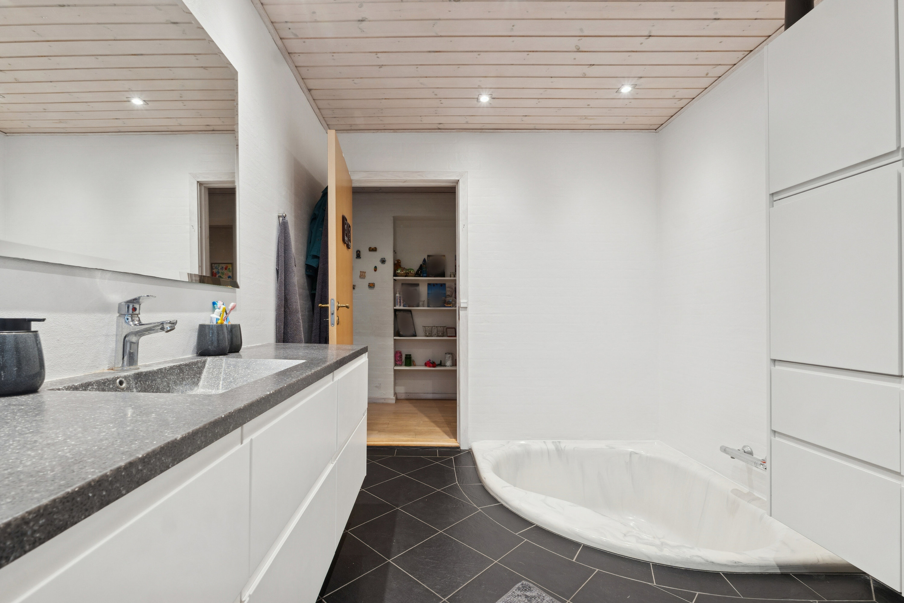 Fremhævet badeværelse billede i fuldskærmstilstand. Billede af Parkvej 28, 9881 Bindslev