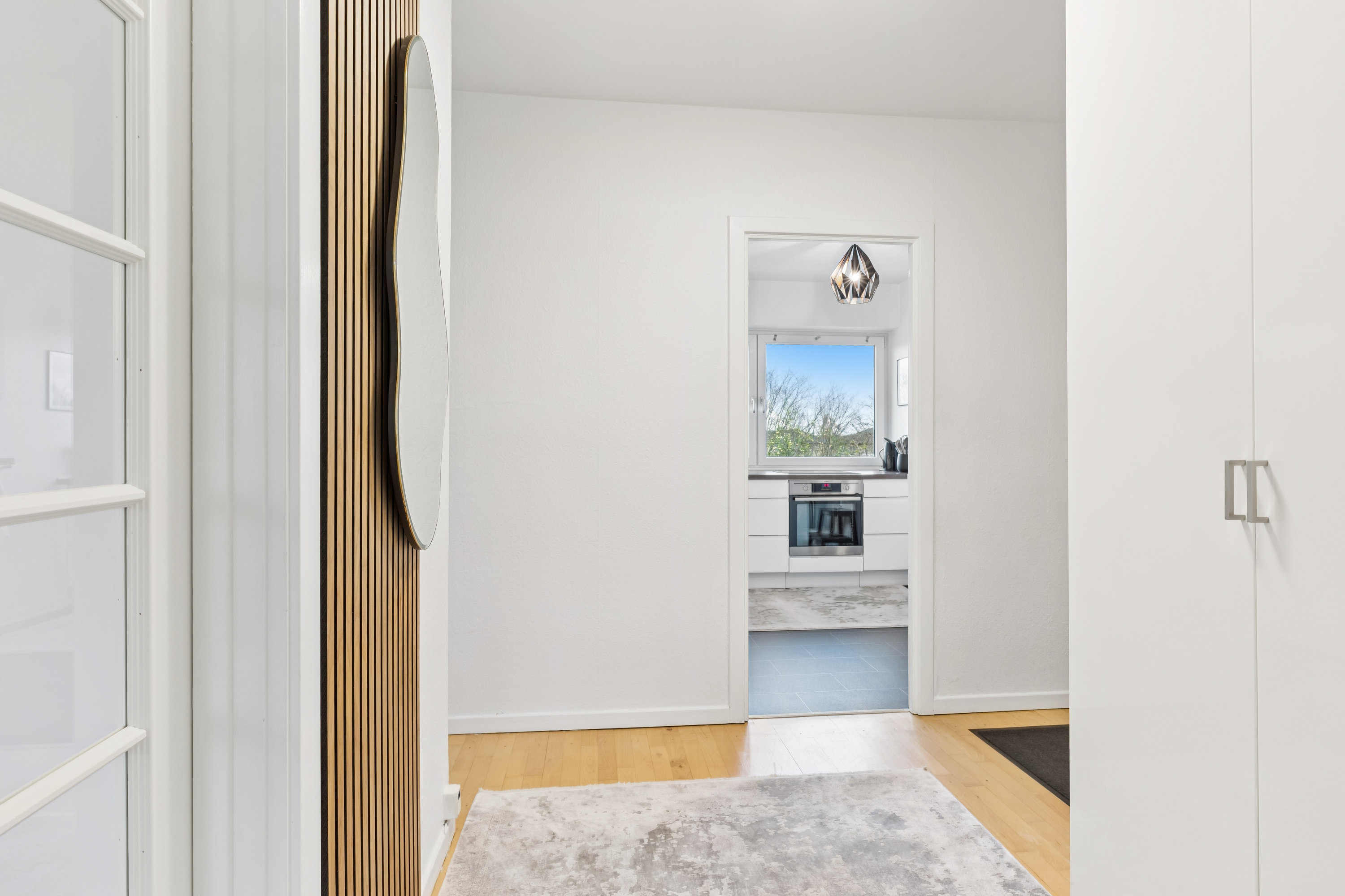 Fremhævet gang billede i fuldskærmstilstand. Billede af Rønnevangshusene 51, 2. th., 2630 Taastrup