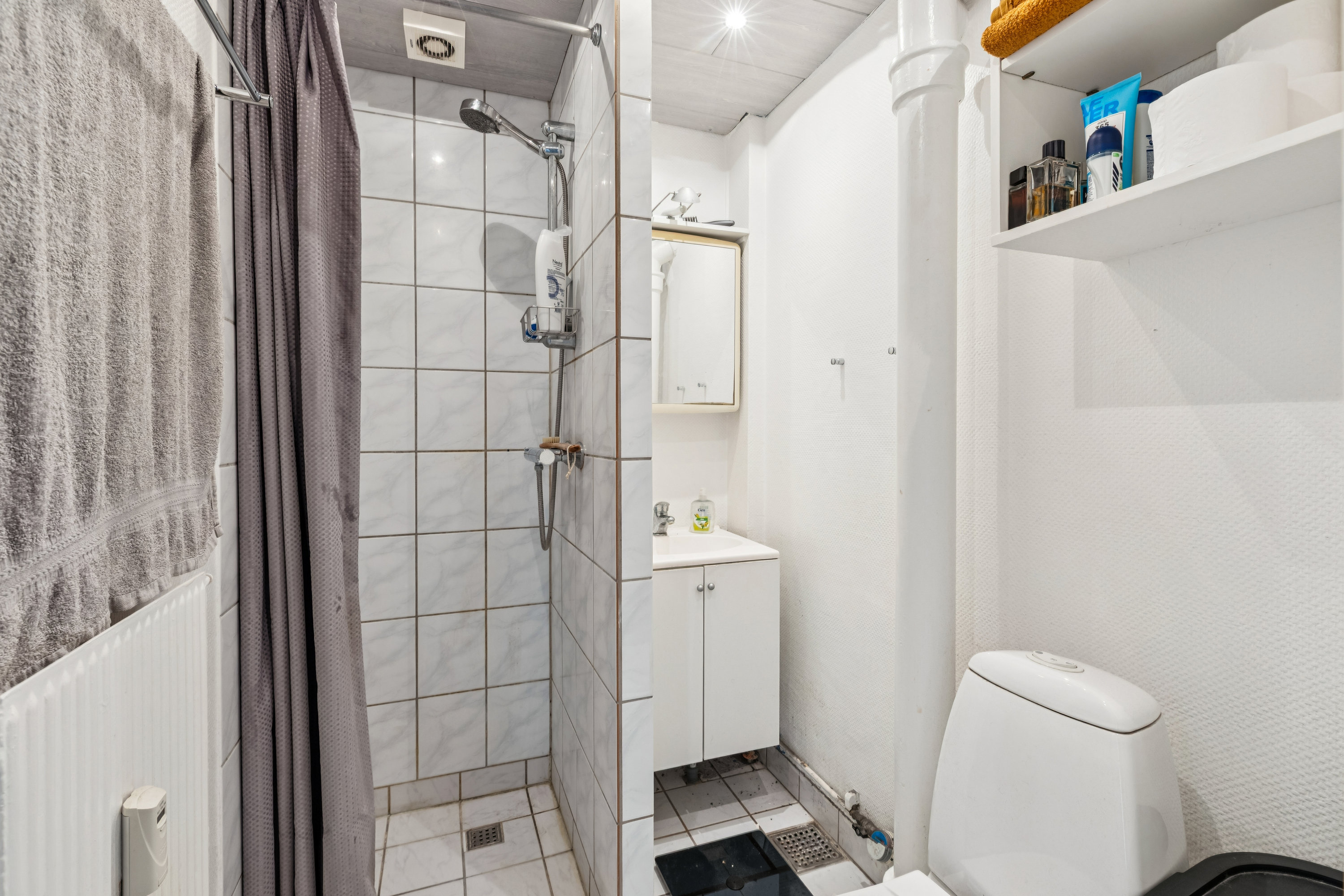 Fremhævet badeværelse billede i fuldskærmstilstand. Billede af Vesterkøb 40, 1. 1., 2640 Hedehusene