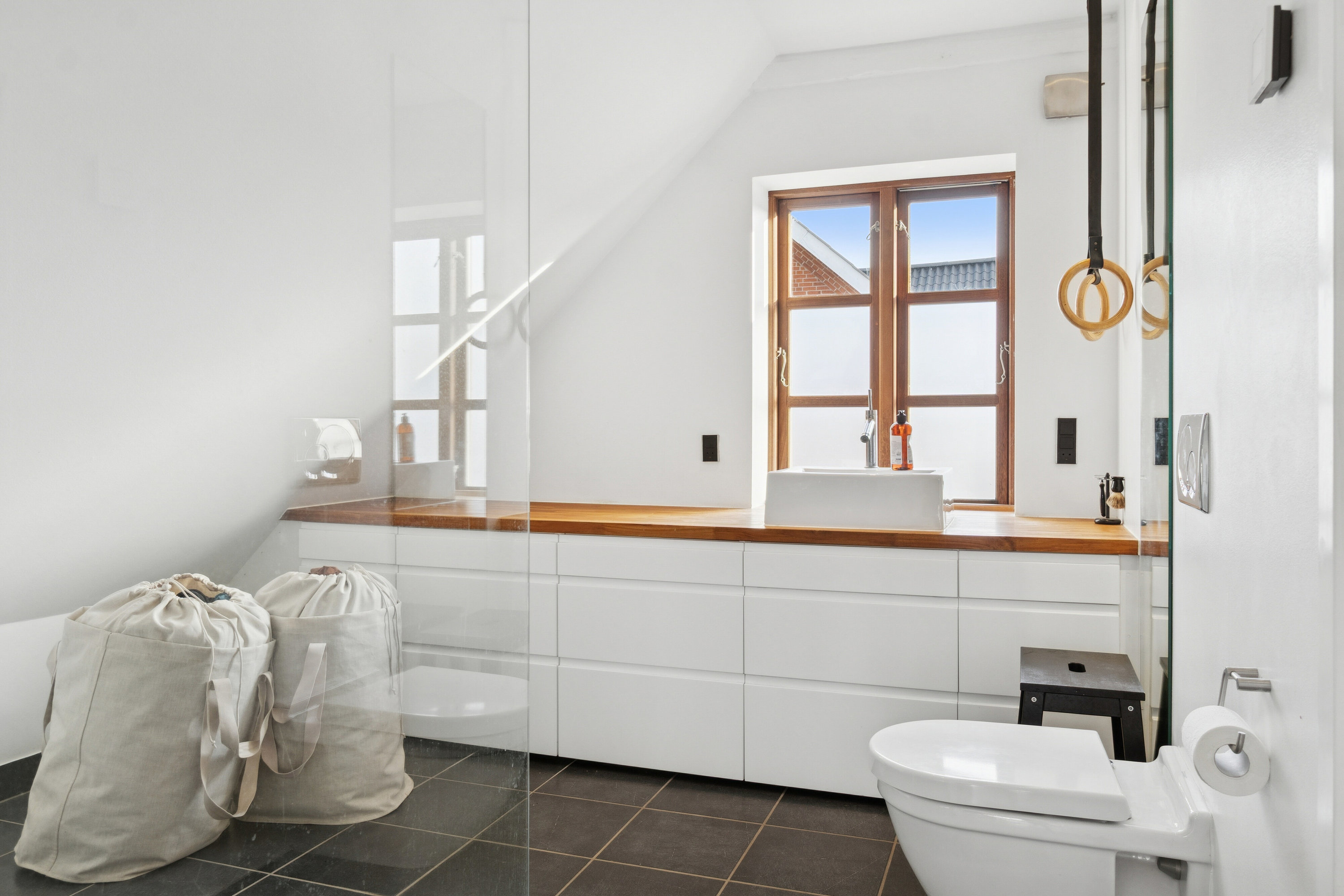 Fremhævet badeværelse billede i fuldskærmstilstand. Billede af Hellig Andersvej 12, 4200 Slagelse