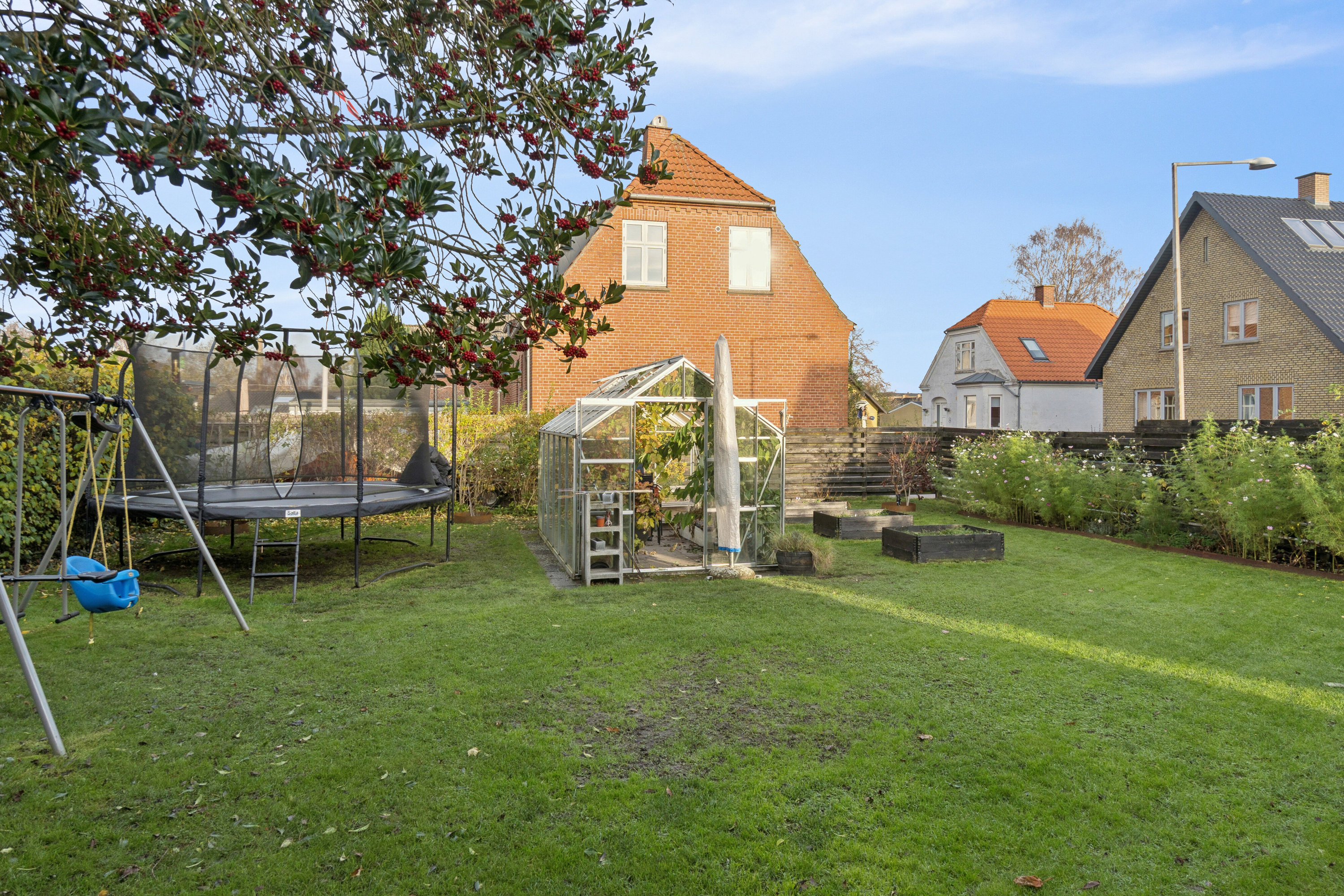 Fremhævet set fra haven billede i fuldskærmstilstand. Billede af Hellig Andersvej 12, 4200 Slagelse