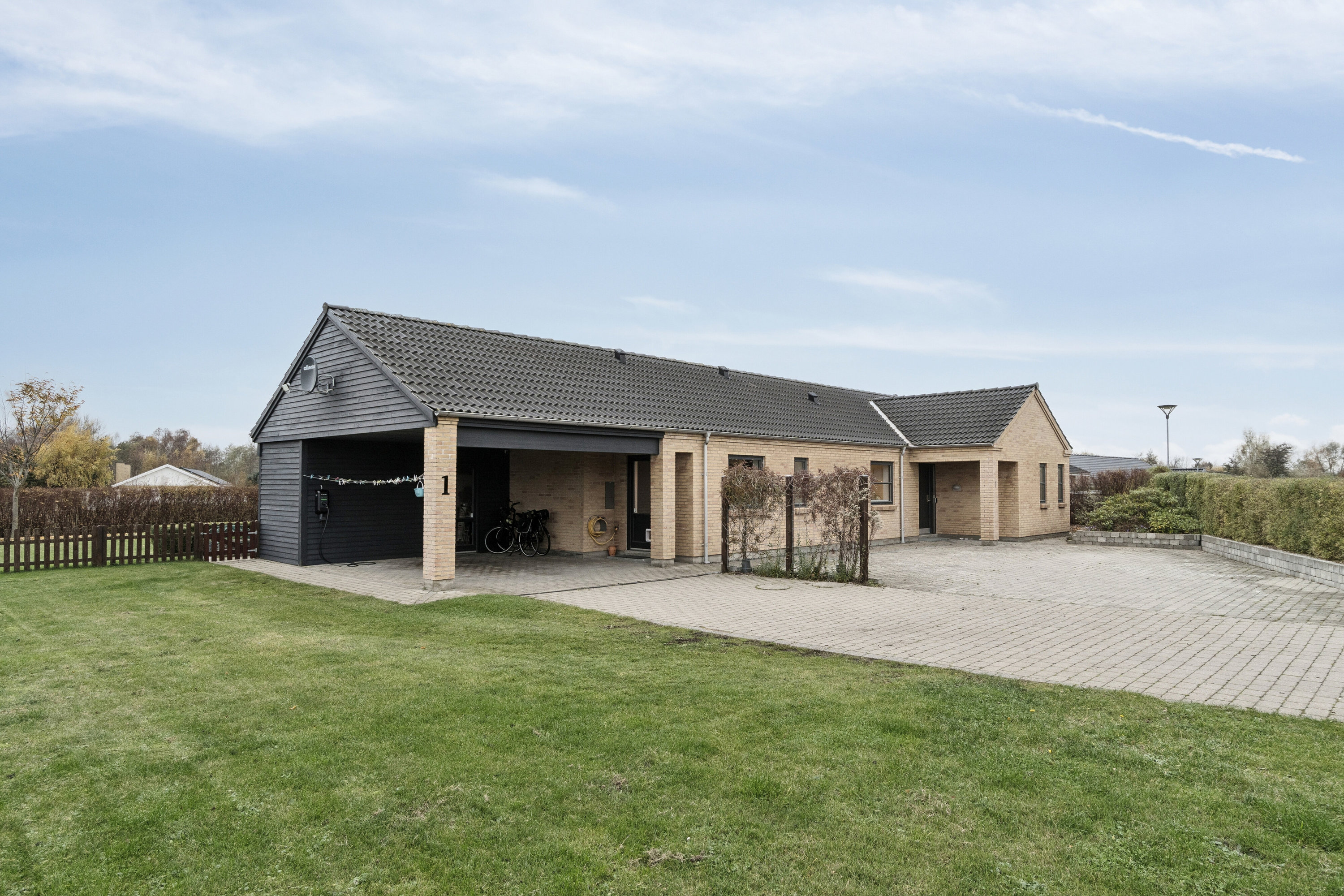 Fremhævet set fra vejen billede i fuldskærmstilstand. Billede af Lindegårdshegnet 1, 4500 Nykøbing Sj