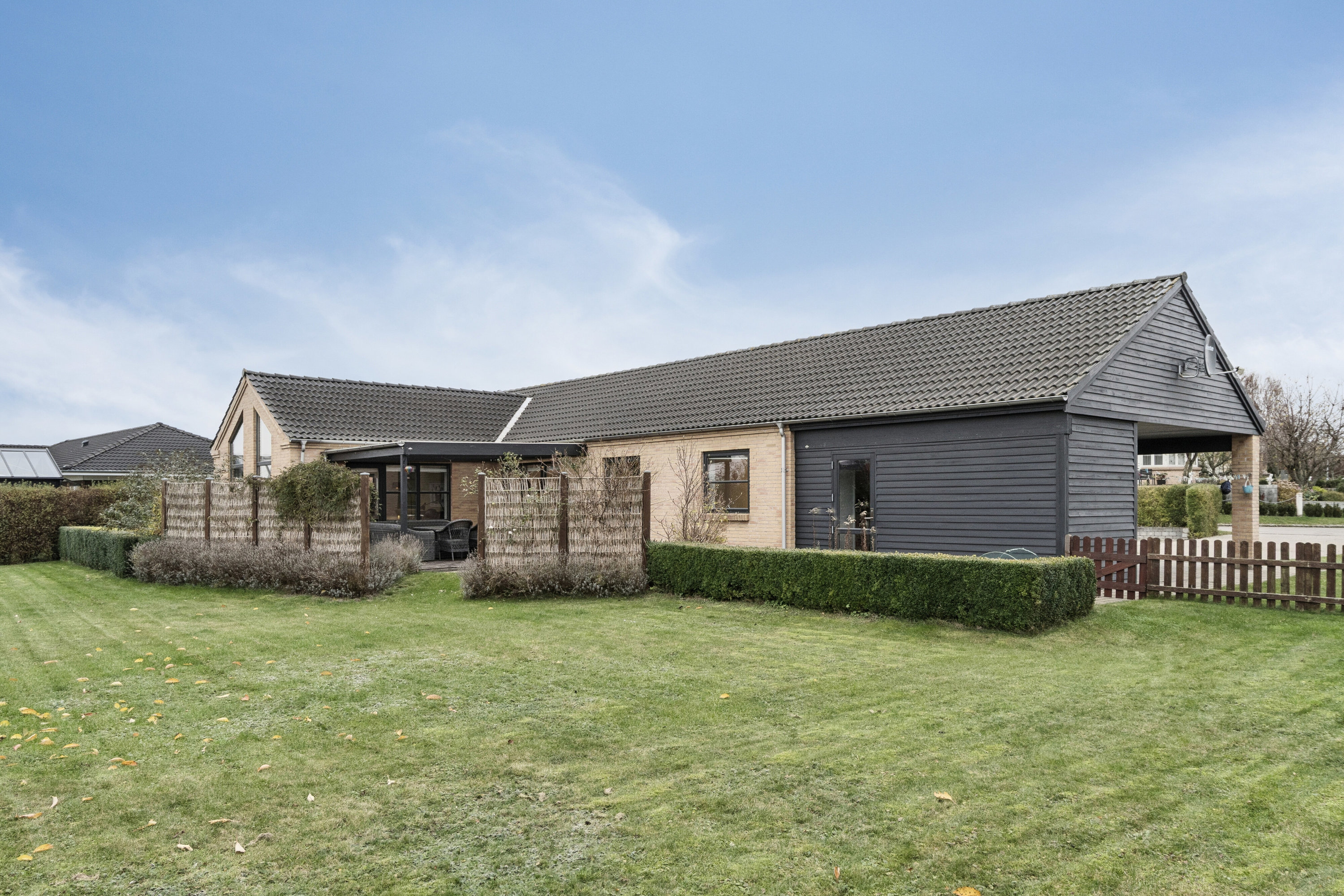 Miniaturebillede 2: set fra haven. Billede af Lindegårdshegnet 1, 4500 Nykøbing Sj