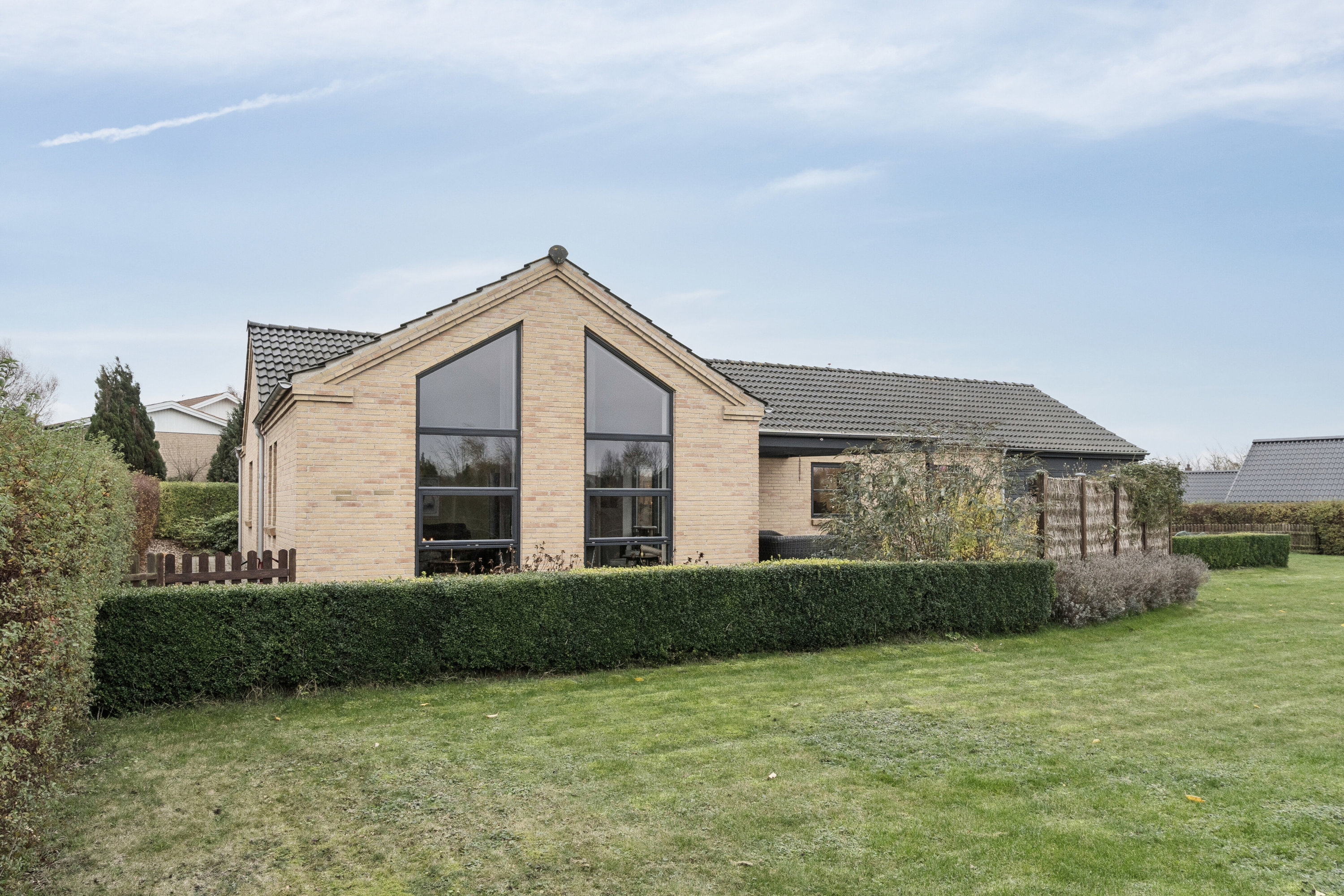 Miniaturebillede 1: set fra haven. Billede af Lindegårdshegnet 1, 4500 Nykøbing Sj