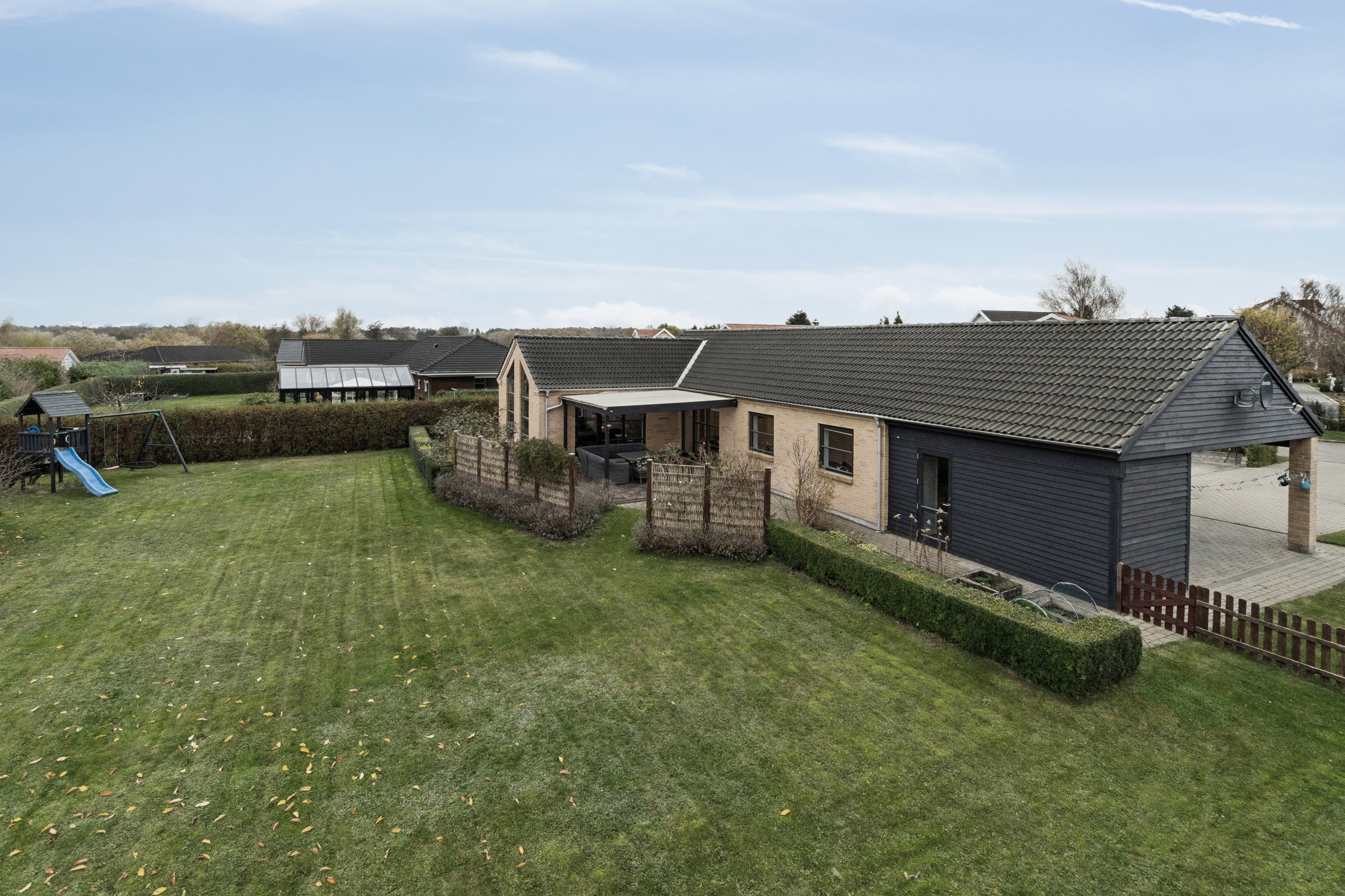 Fremhævet set fra haven billede i fuldskærmstilstand. Billede af Lindegårdshegnet 1, 4500 Nykøbing Sj