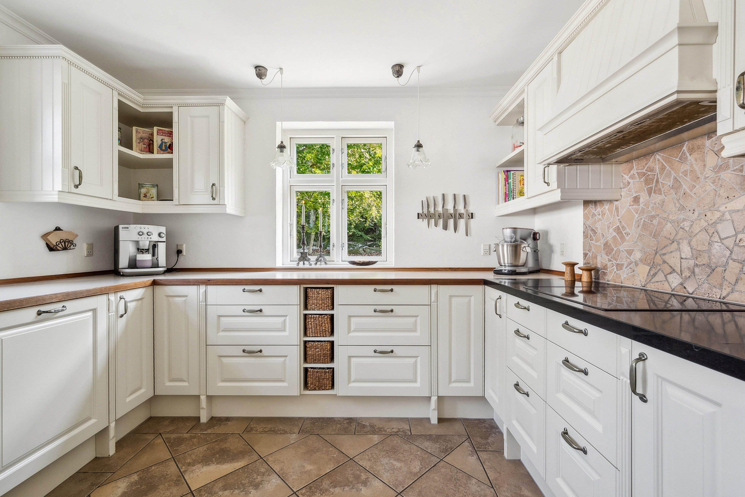 Fremhævet køkken billede i fuldskærmstilstand. Billede af Astrupvej 911, 9800 Hjørring