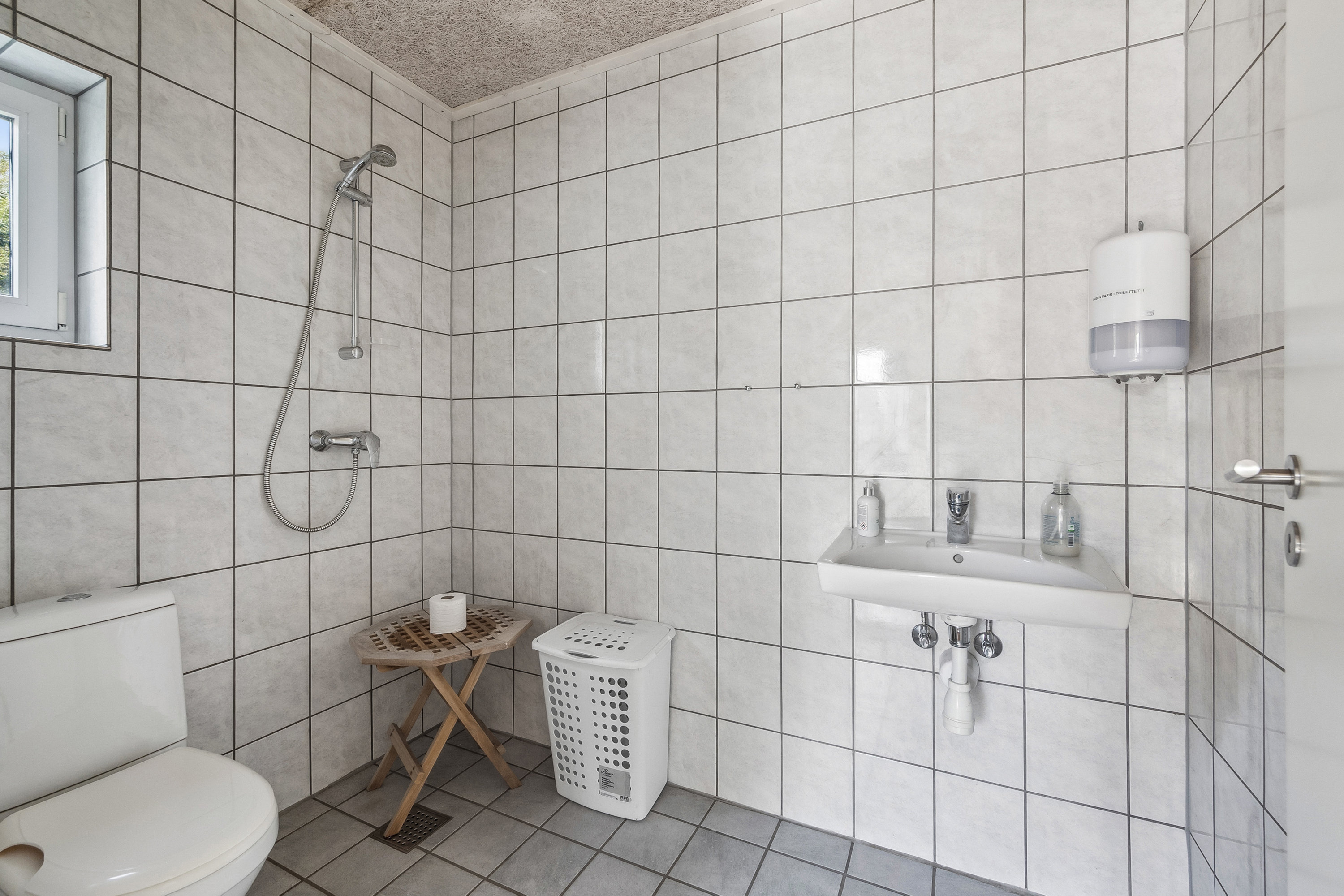 Fremhævet badeværelse i garage billede i fuldskærmstilstand. Billede af Astrupvej 911, 9800 Hjørring