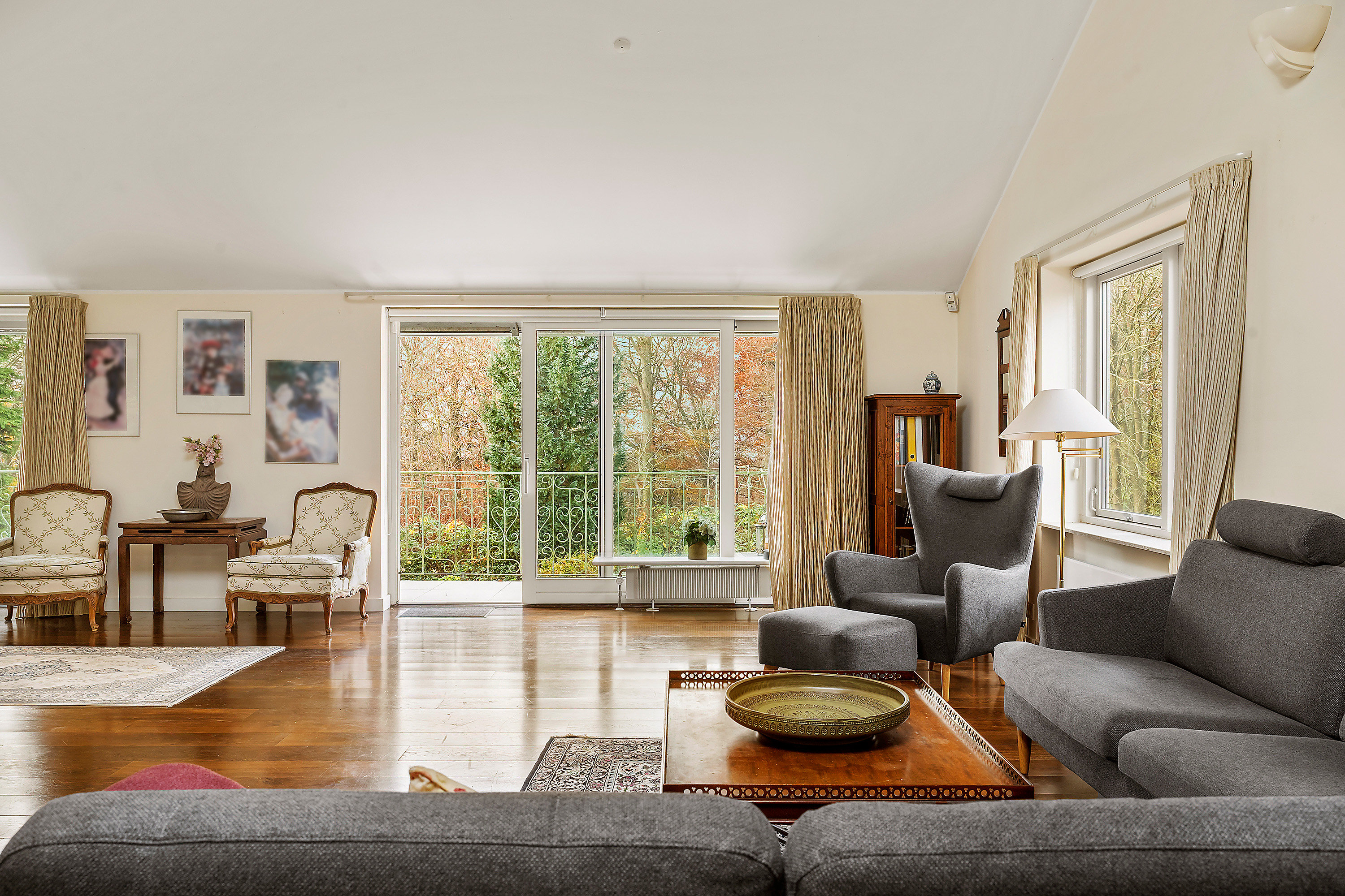 Fremhævet stue billede i fuldskærmstilstand. Billede af Birkebakken 31, 2840 Holte