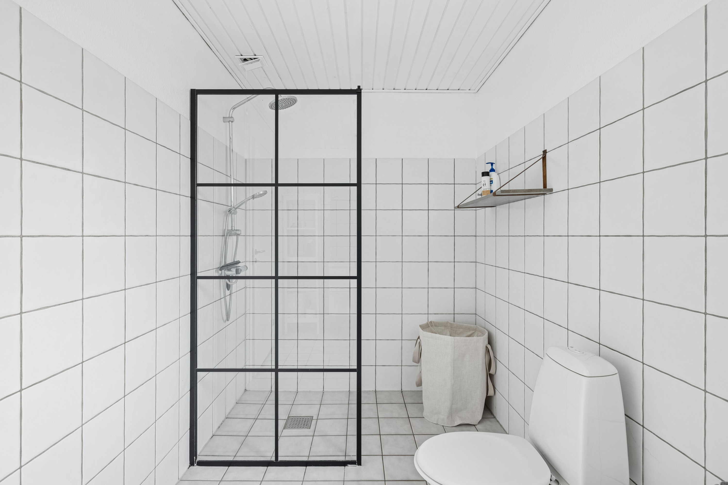 Fremhævet badeværelse billede i fuldskærmstilstand. Billede af Hvidkløvervej 8, Løvel, 8830 Tjele