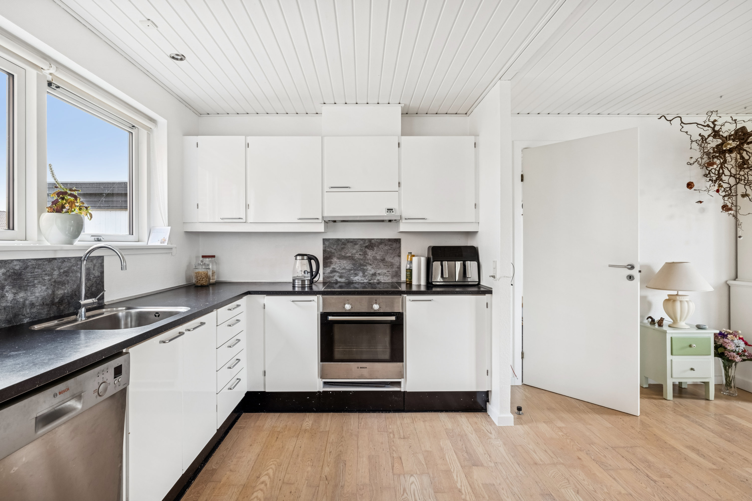 Fremhævet køkken billede i fuldskærmstilstand. Billede af Hvidkløvervej 8, Løvel, 8830 Tjele