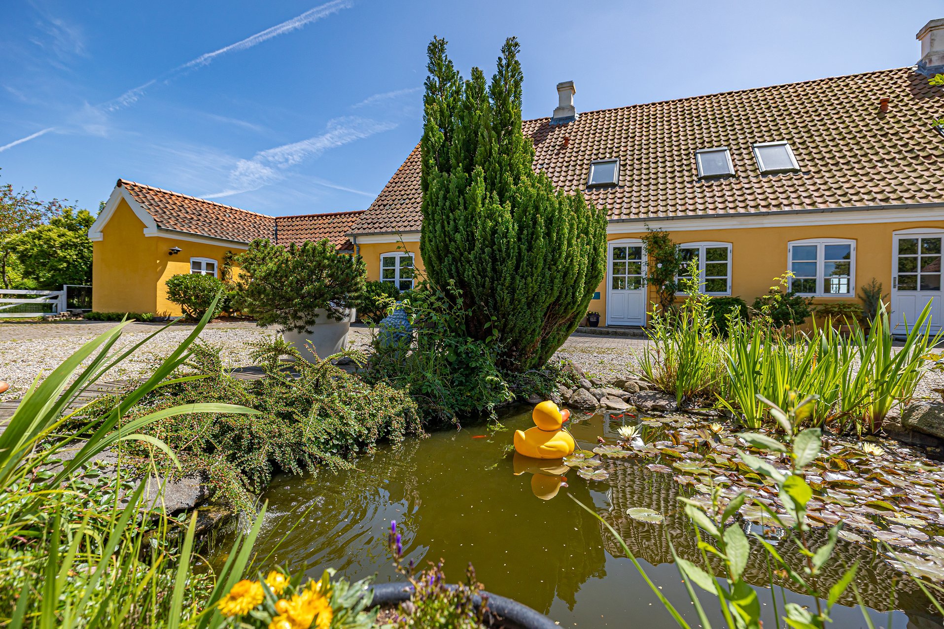 Fremhævet ejendommen set fra vejen billede i fuldskærmstilstand. Billede af Fiskenæsvej 15, 6300 Gråsten