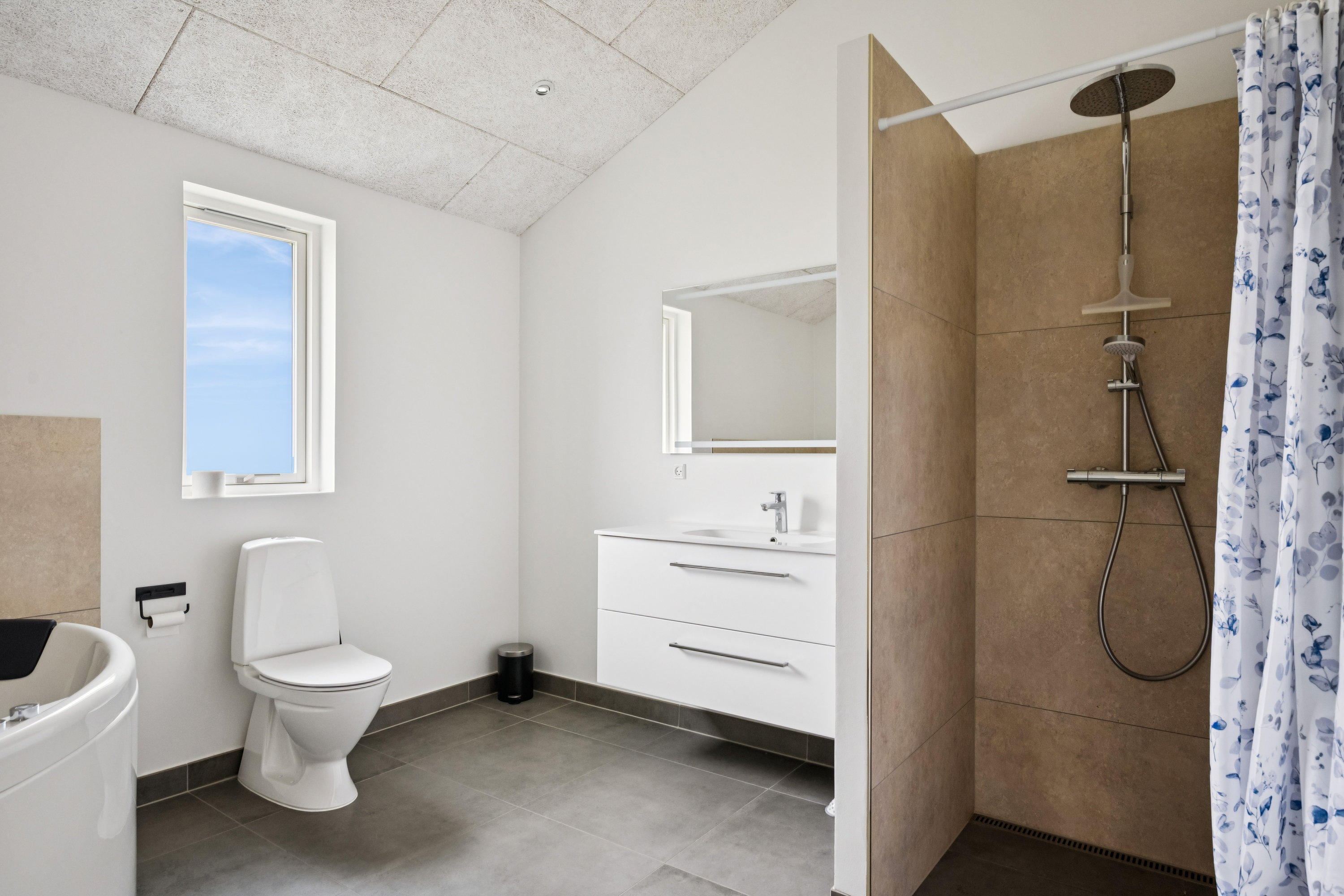 Fremhævet badeværelse billede i fuldskærmstilstand. Billede af Uglevænget 9, Øer, 8400 Ebeltoft