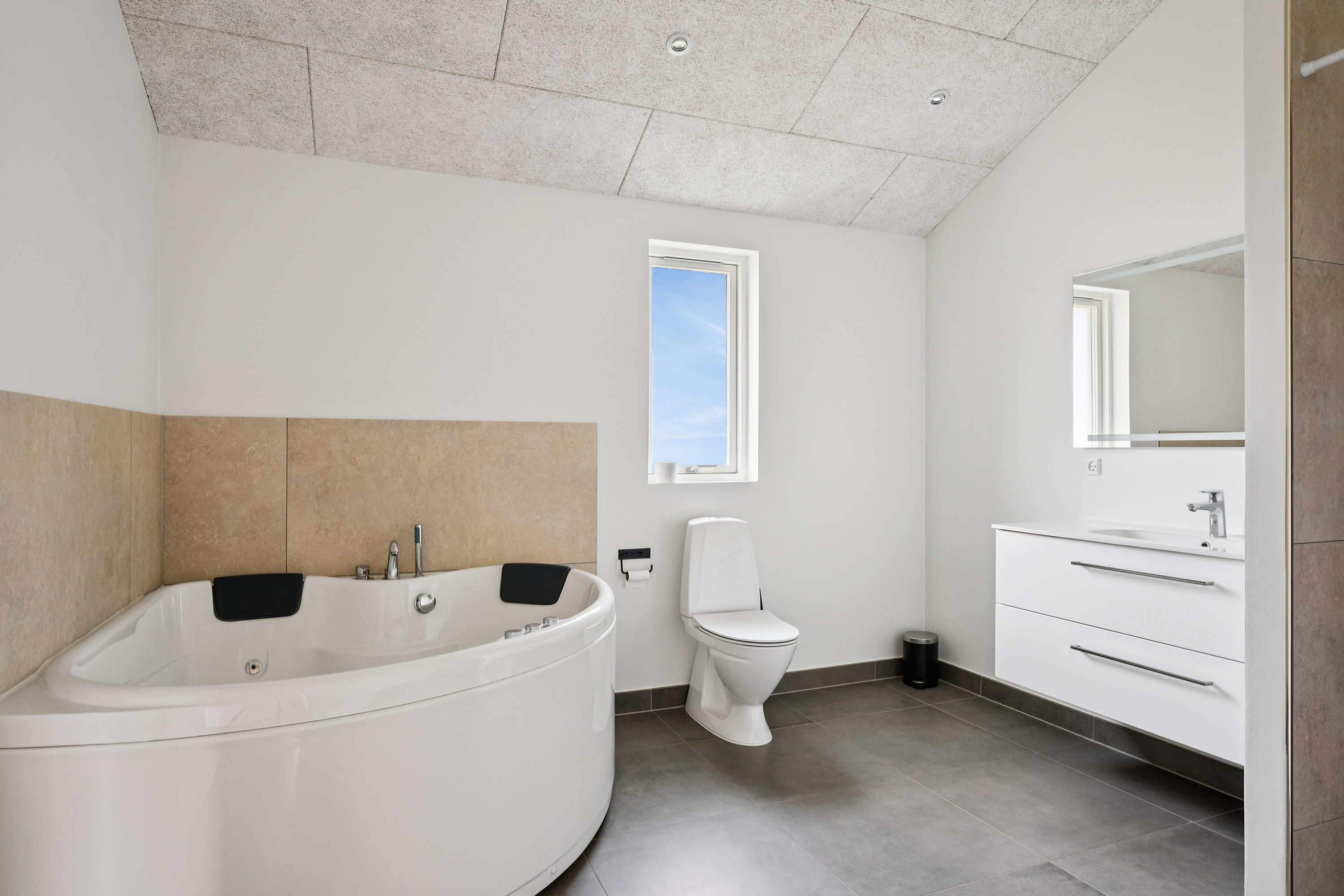 Fremhævet badeværelse billede i fuldskærmstilstand. Billede af Uglevænget 9, Øer, 8400 Ebeltoft