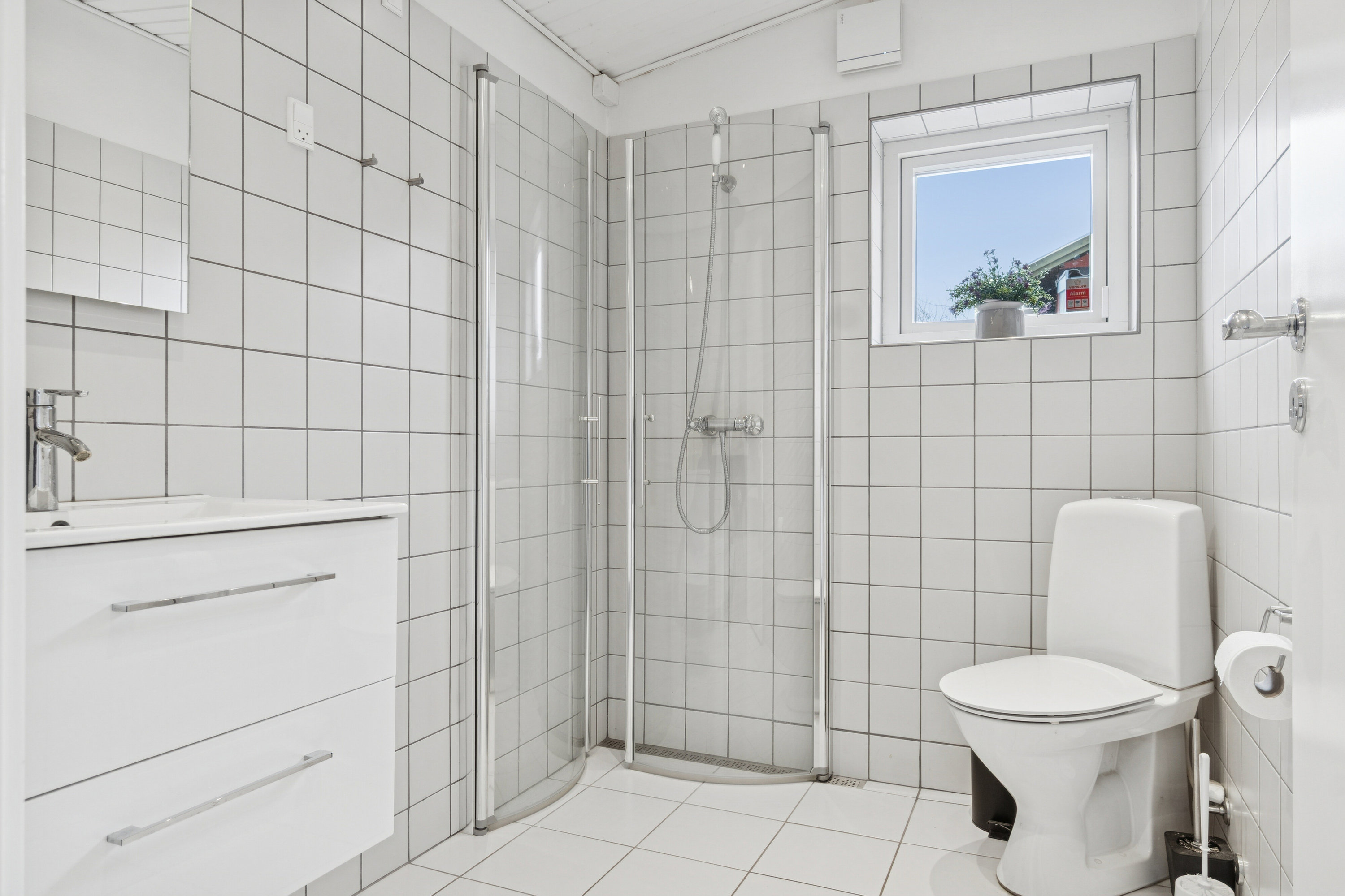 Fremhævet badeværelse billede i fuldskærmstilstand. Billede af Rosmosevej 80, 2650 Hvidovre