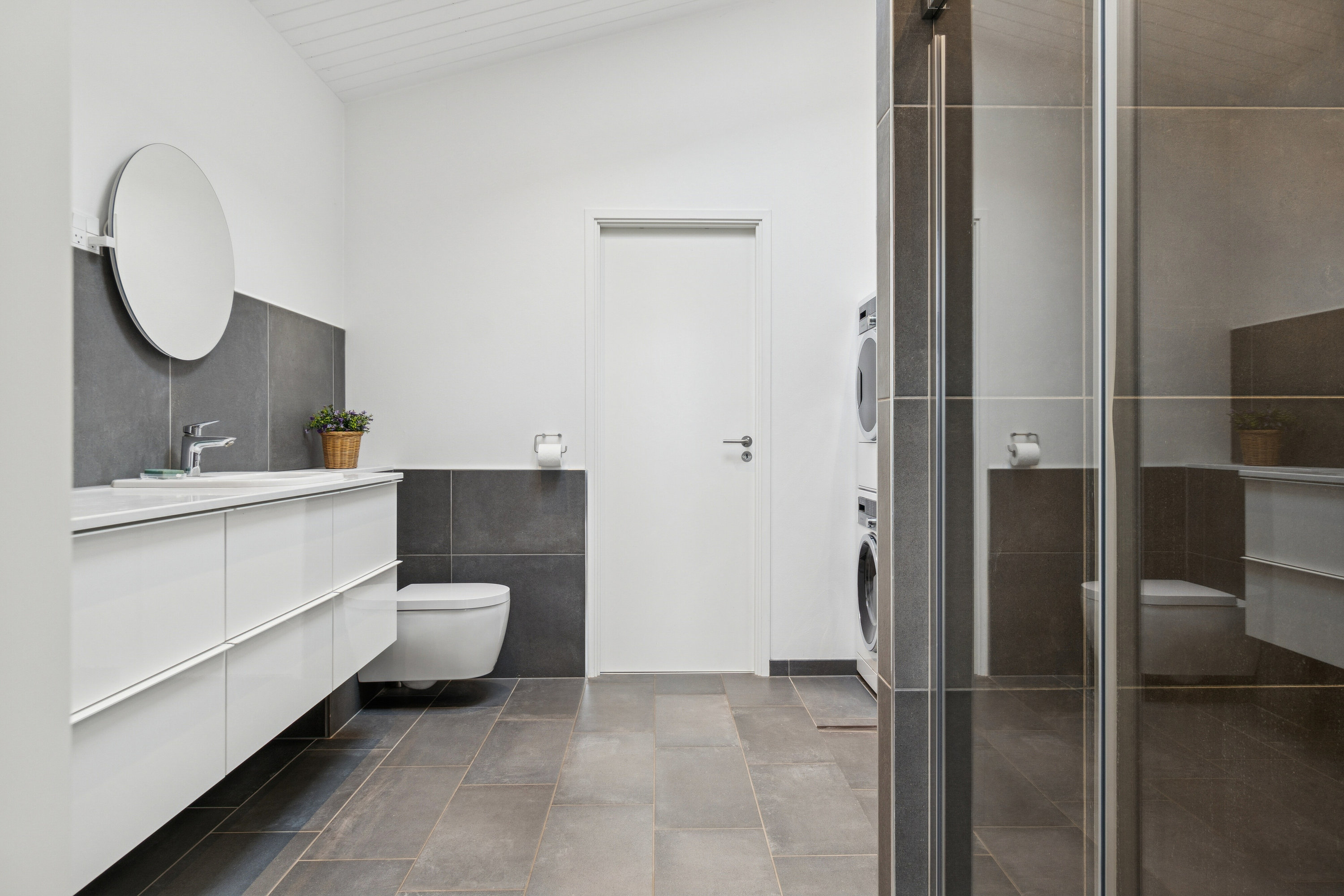 Fremhævet badeværelse billede i fuldskærmstilstand. Billede af Rosmosevej 80, 2650 Hvidovre