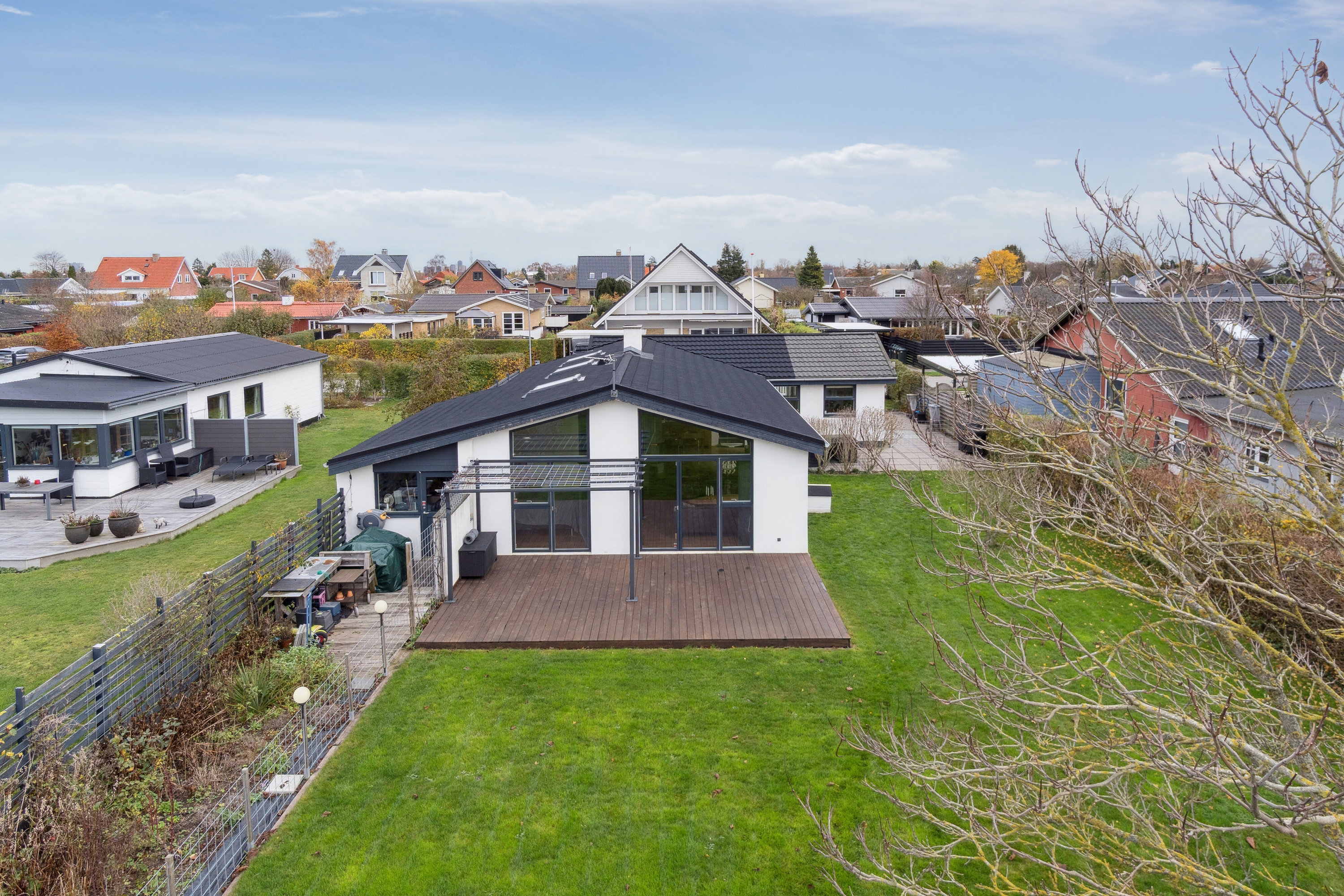 Fremhævet set fra haven billede i fuldskærmstilstand. Billede af Rosmosevej 80, 2650 Hvidovre