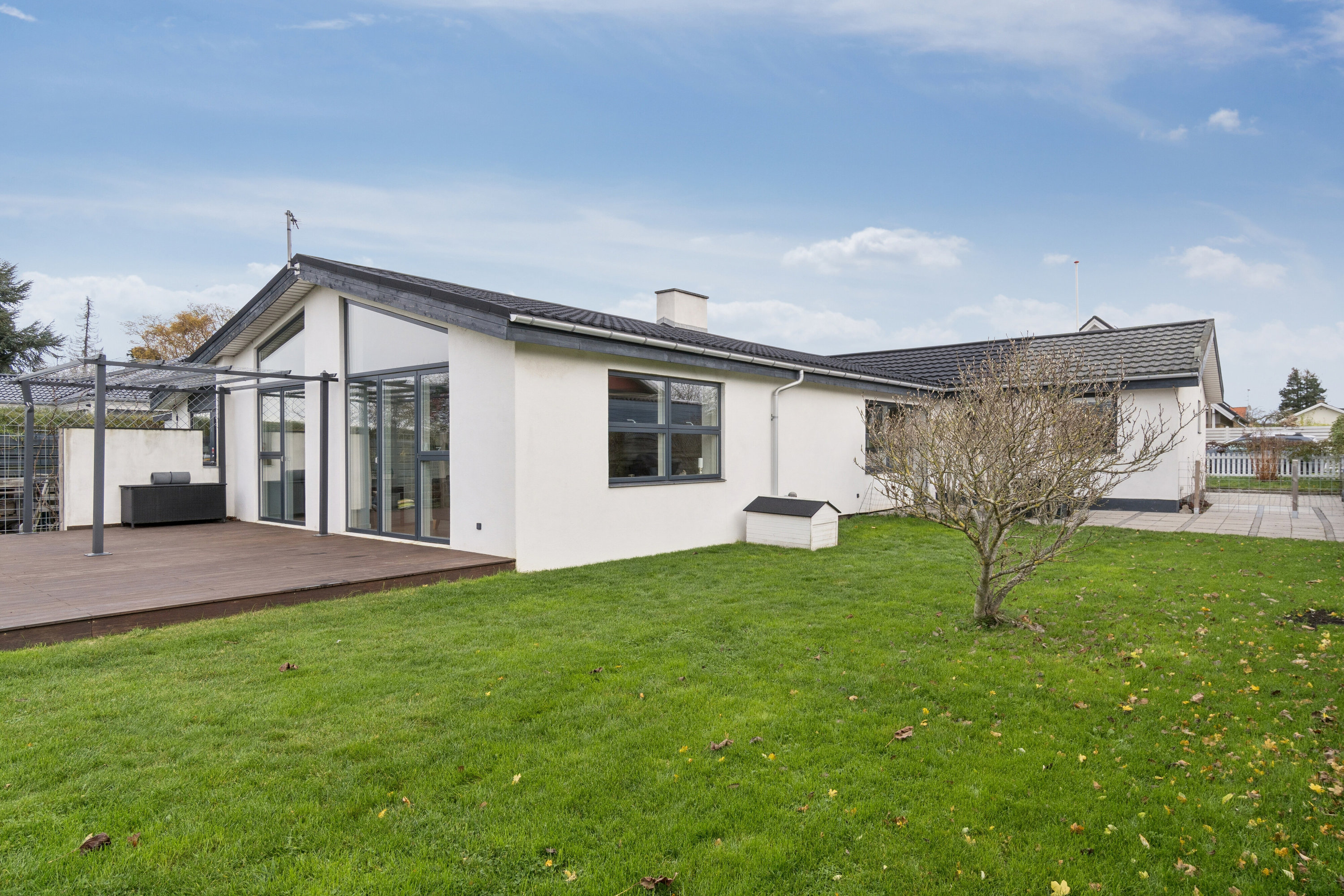 Fremhævet set fra haven billede i fuldskærmstilstand. Billede af Rosmosevej 80, 2650 Hvidovre