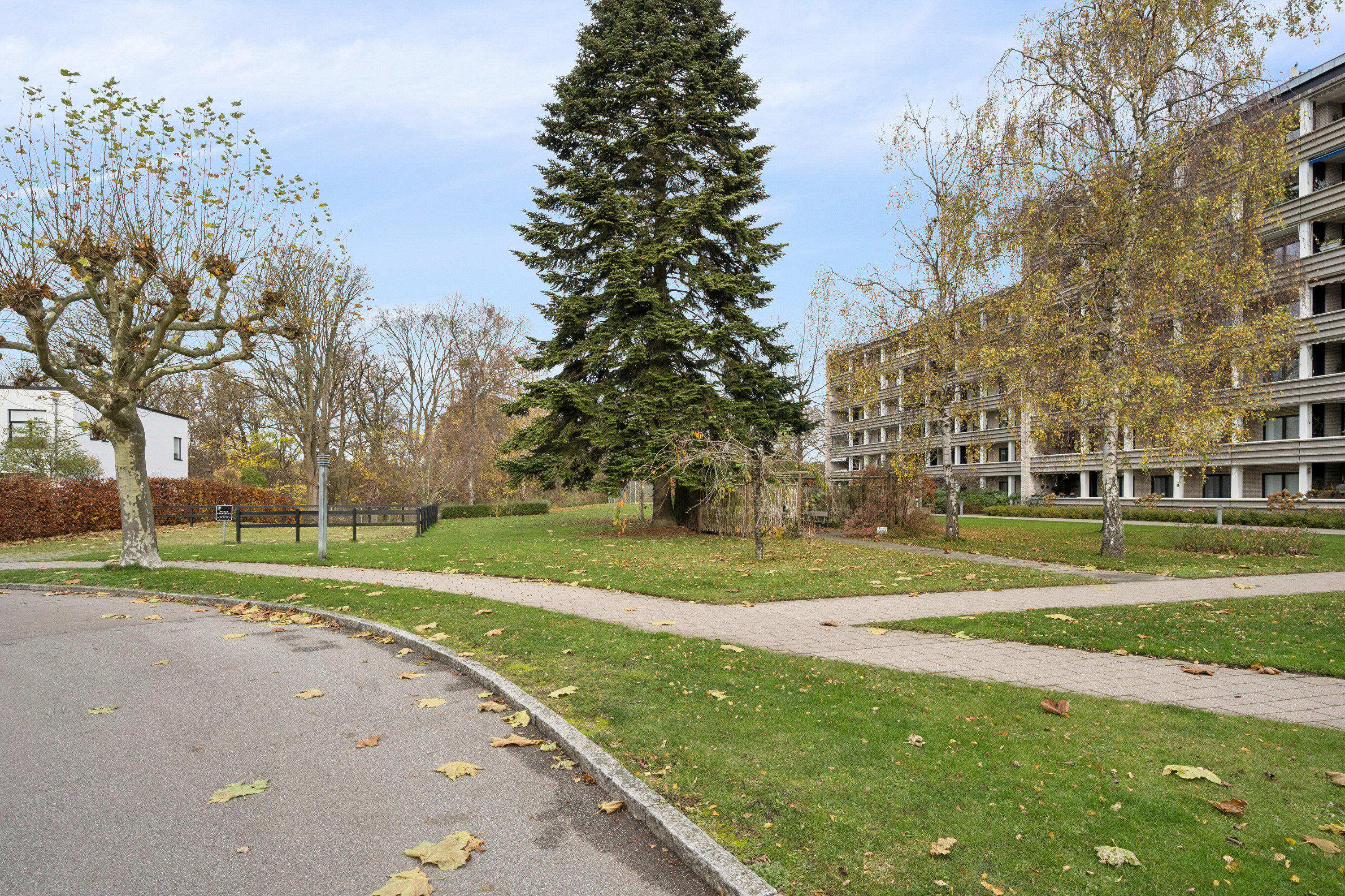 Fremhævet udendørs billede i fuldskærmstilstand. Billede af Mølleåparken 6, 2. l., 2800 Kongens Lyngby