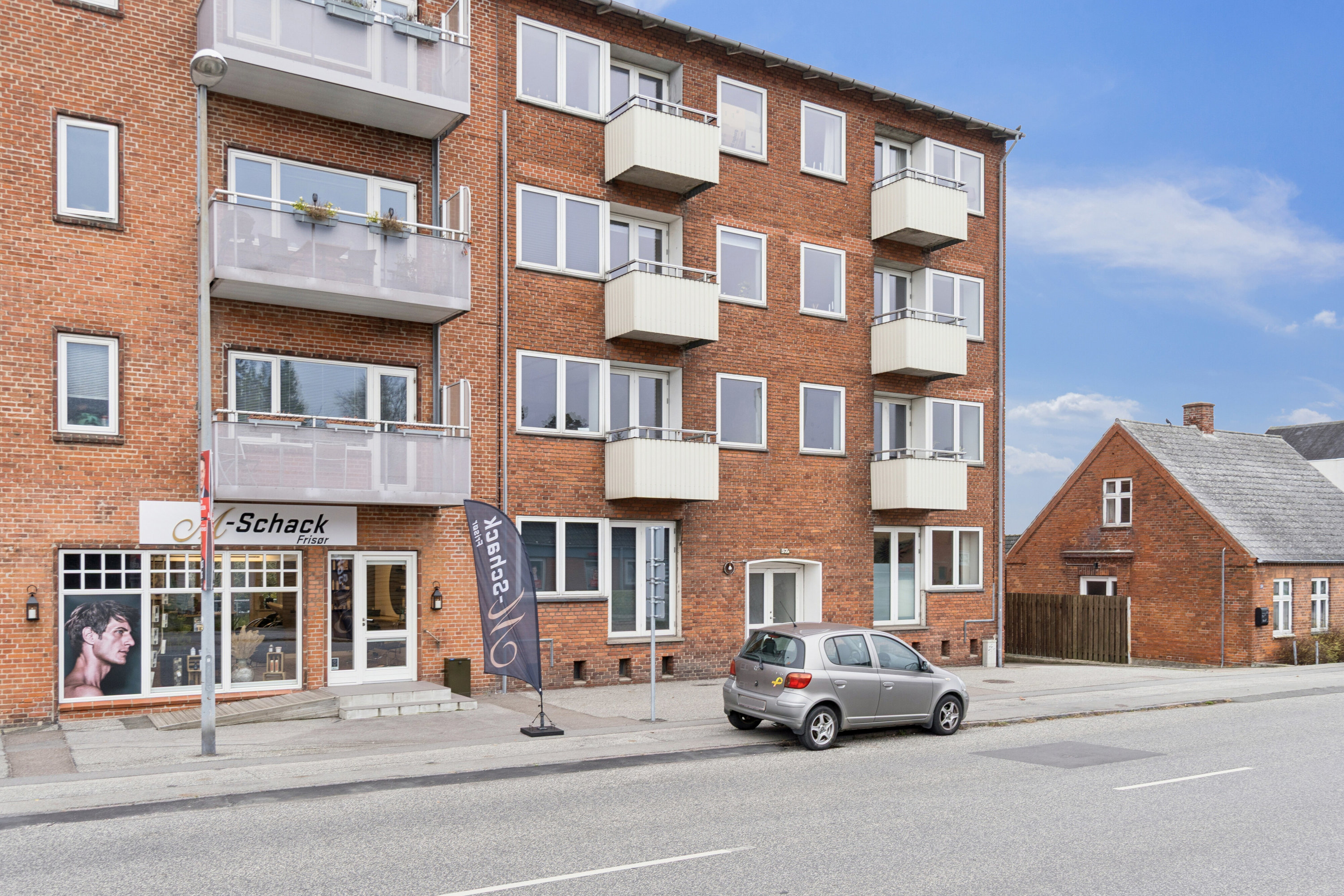 Fremhævet set fra vejen billede i fuldskærmstilstand. Billede af Præstøvej 57A, st.. th., 4700 Næstved