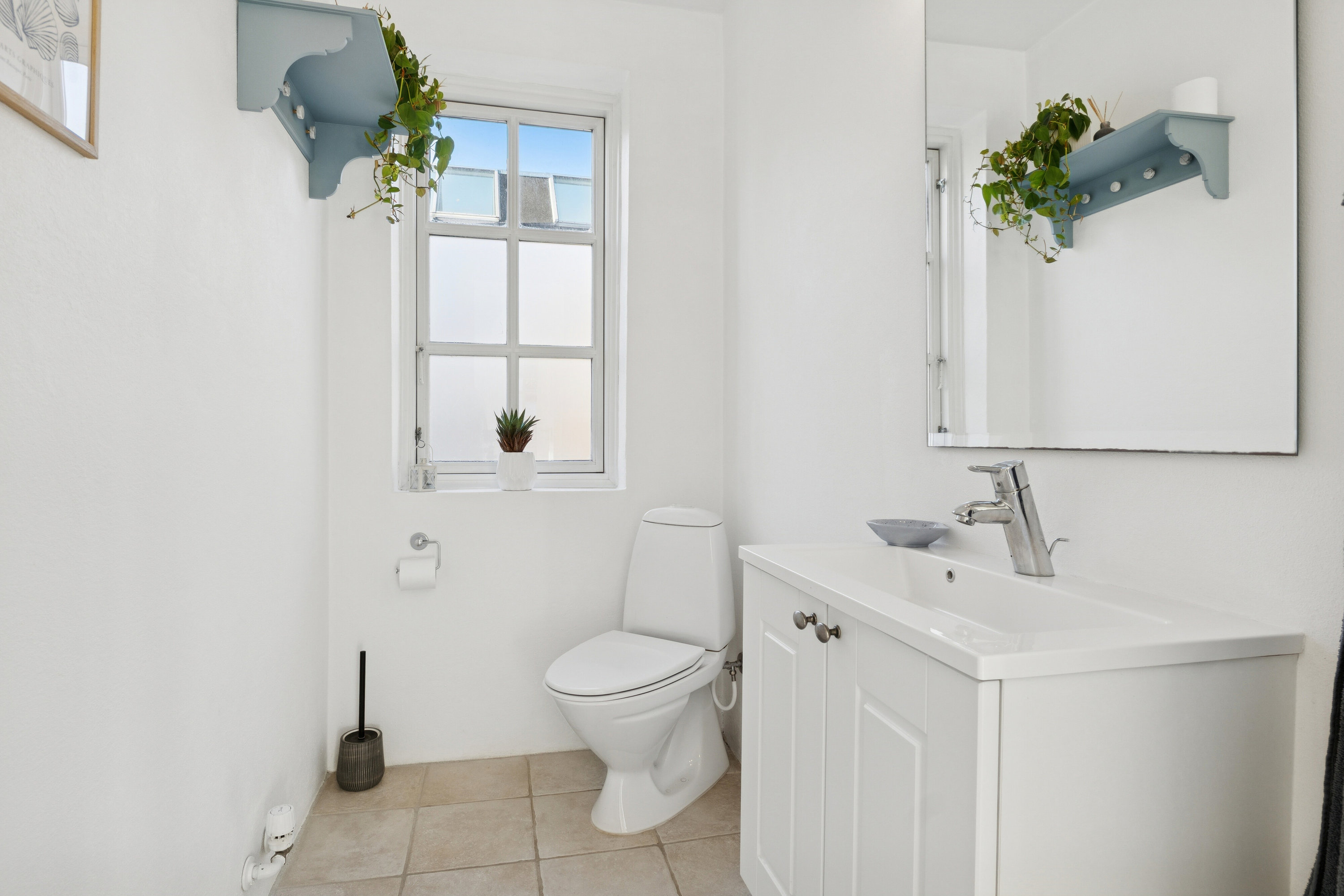 Fremhævet toilet billede i fuldskærmstilstand. Billede af Elsagervej 34, 9800 Hjørring