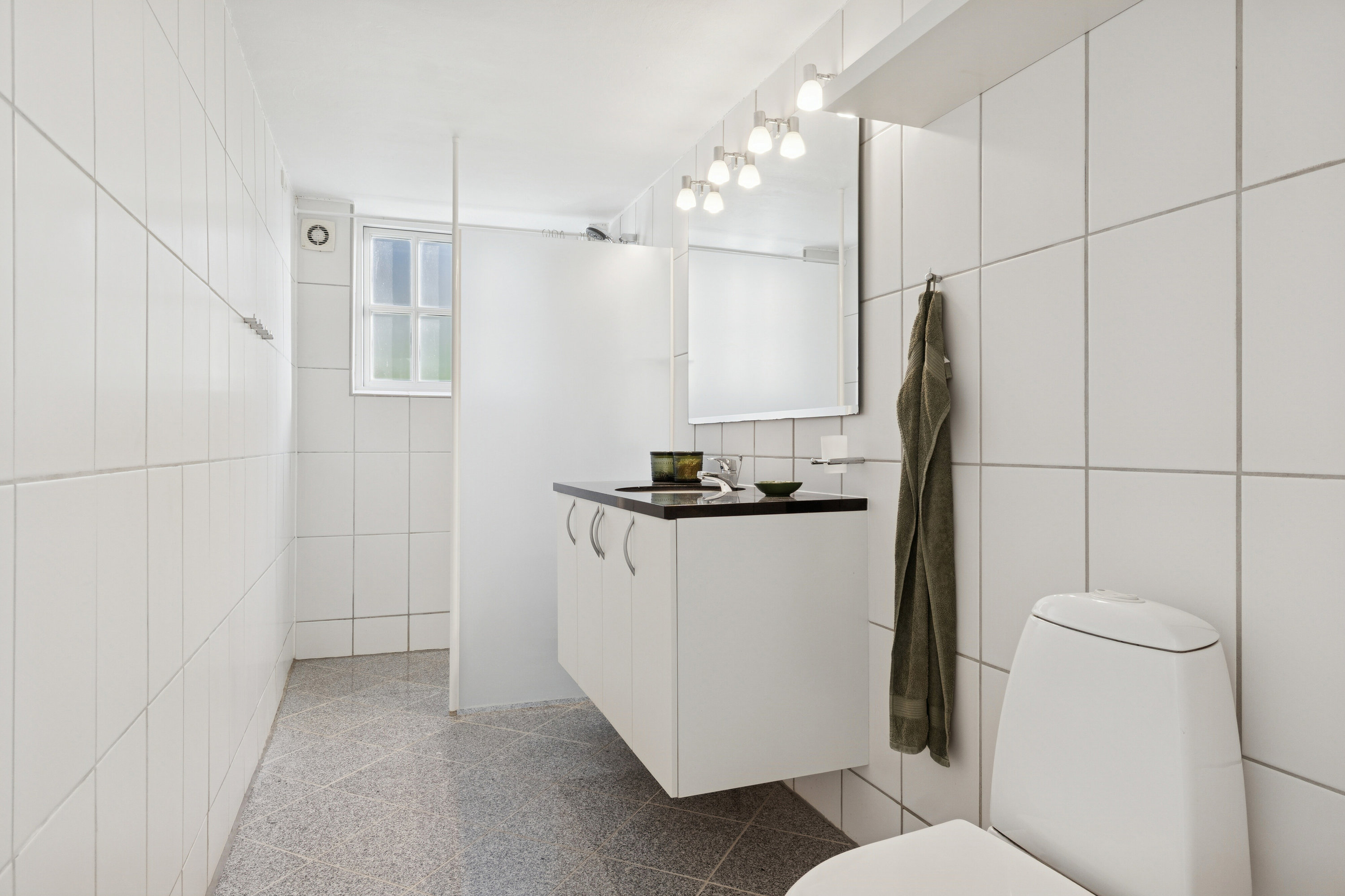 Fremhævet badeværelse billede i fuldskærmstilstand. Billede af Elsagervej 34, 9800 Hjørring