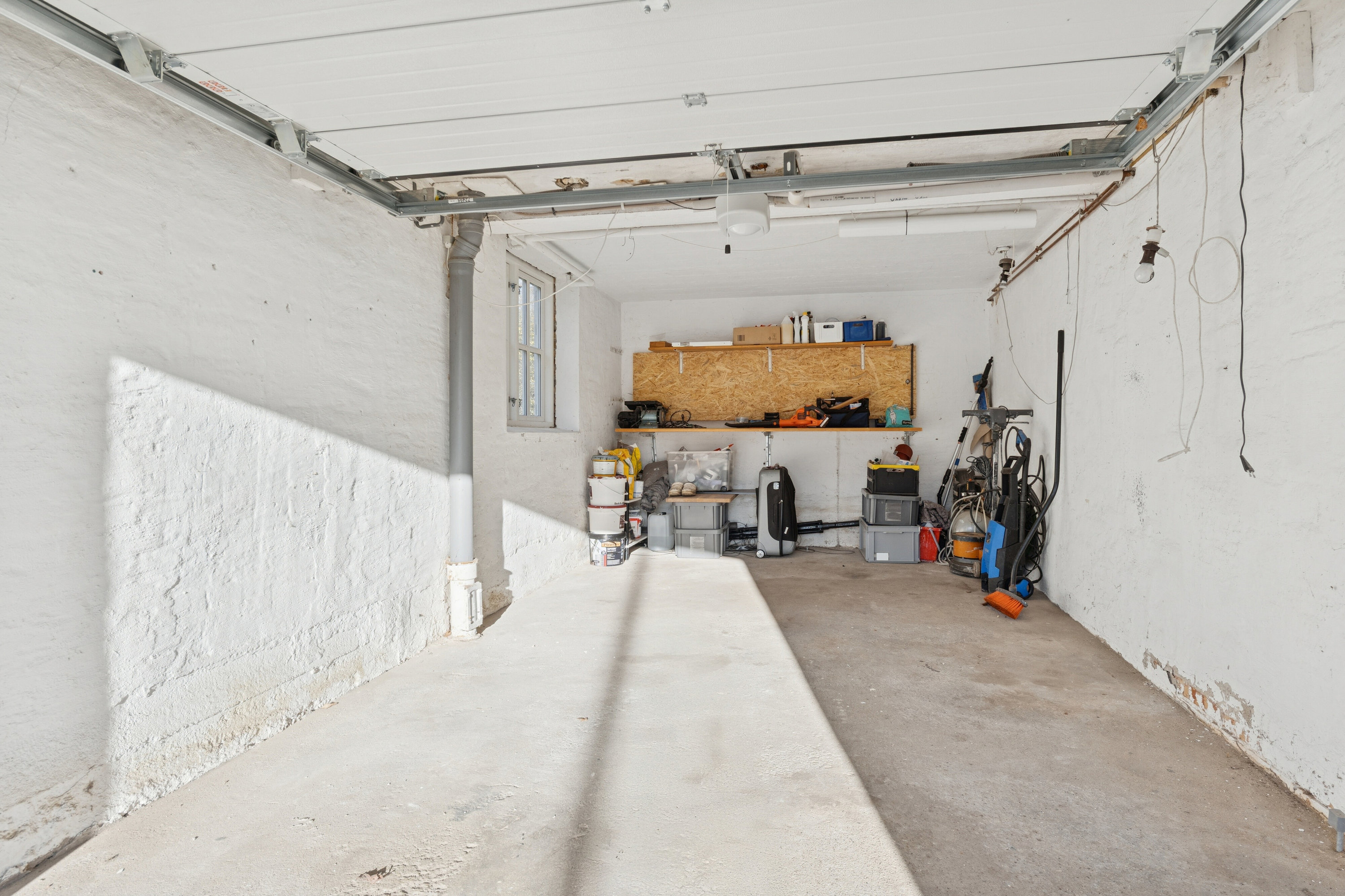 Fremhævet garage billede i fuldskærmstilstand. Billede af Elsagervej 34, 9800 Hjørring