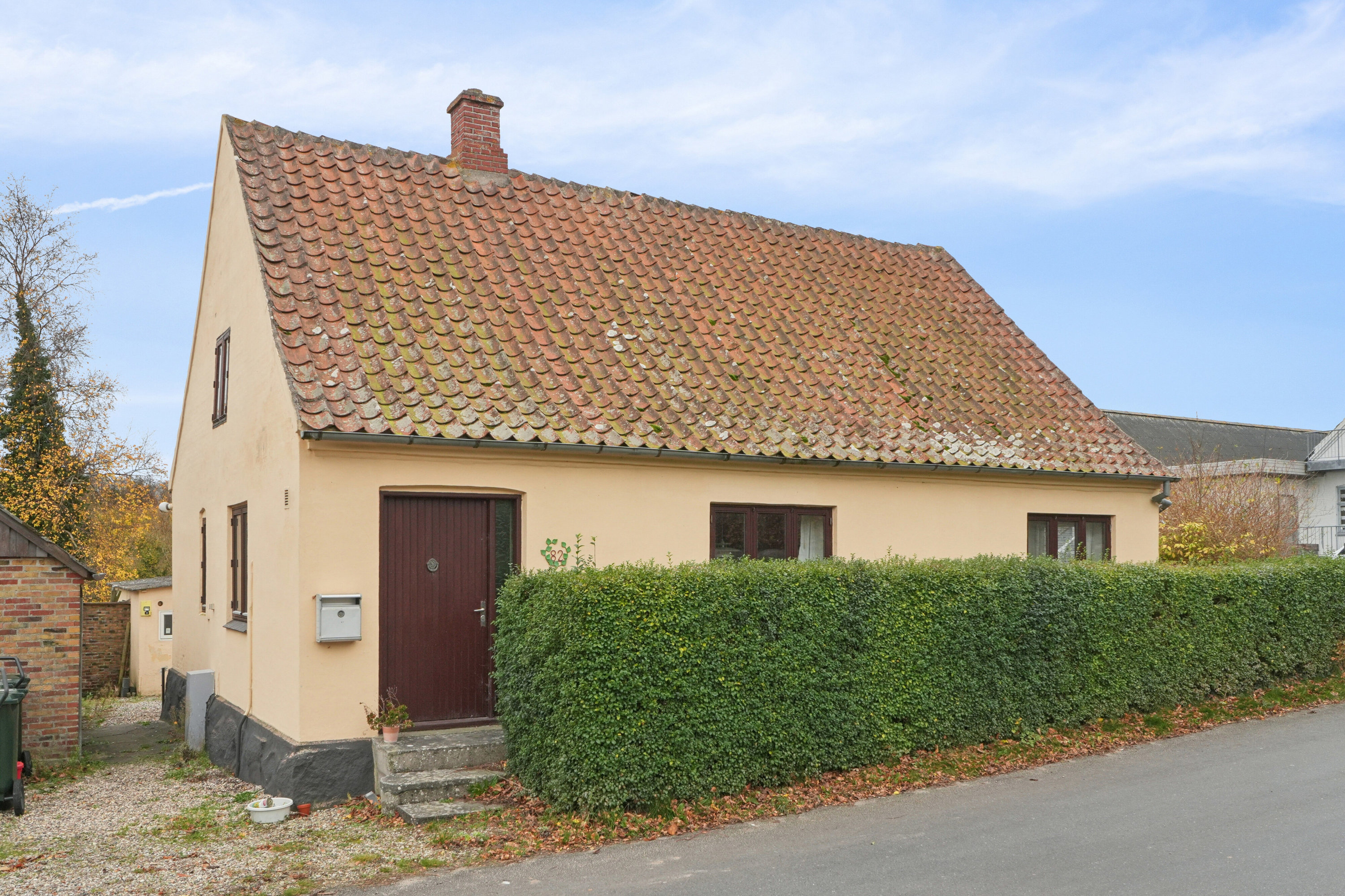 Miniaturebillede 1: set fra vejen. Billede af Østergade 82, Lohals, 5953 Tranekær