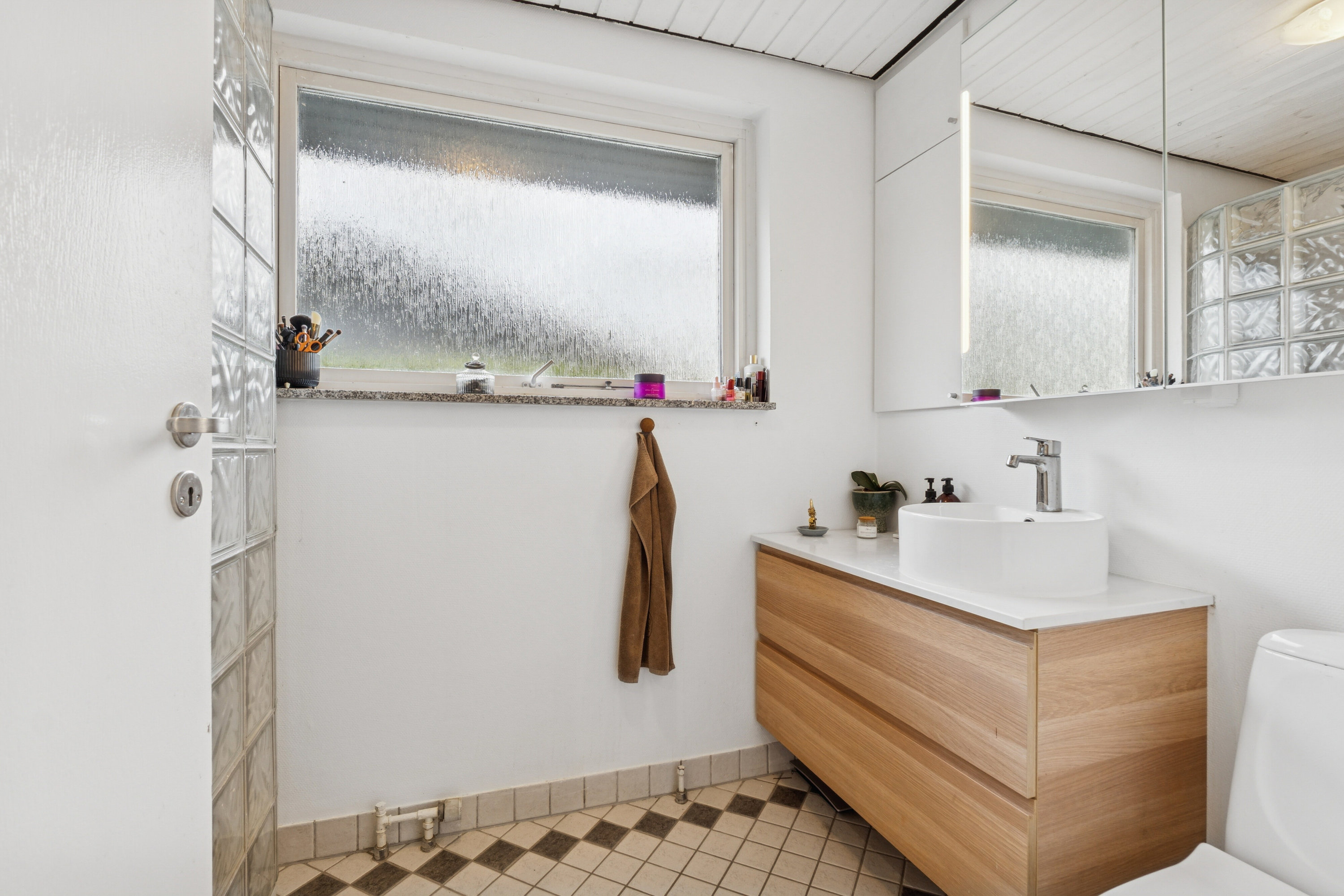 Fremhævet badeværelse billede i fuldskærmstilstand. Billede af Rådyrløkken 48, Slukefter, 5210 Odense NV