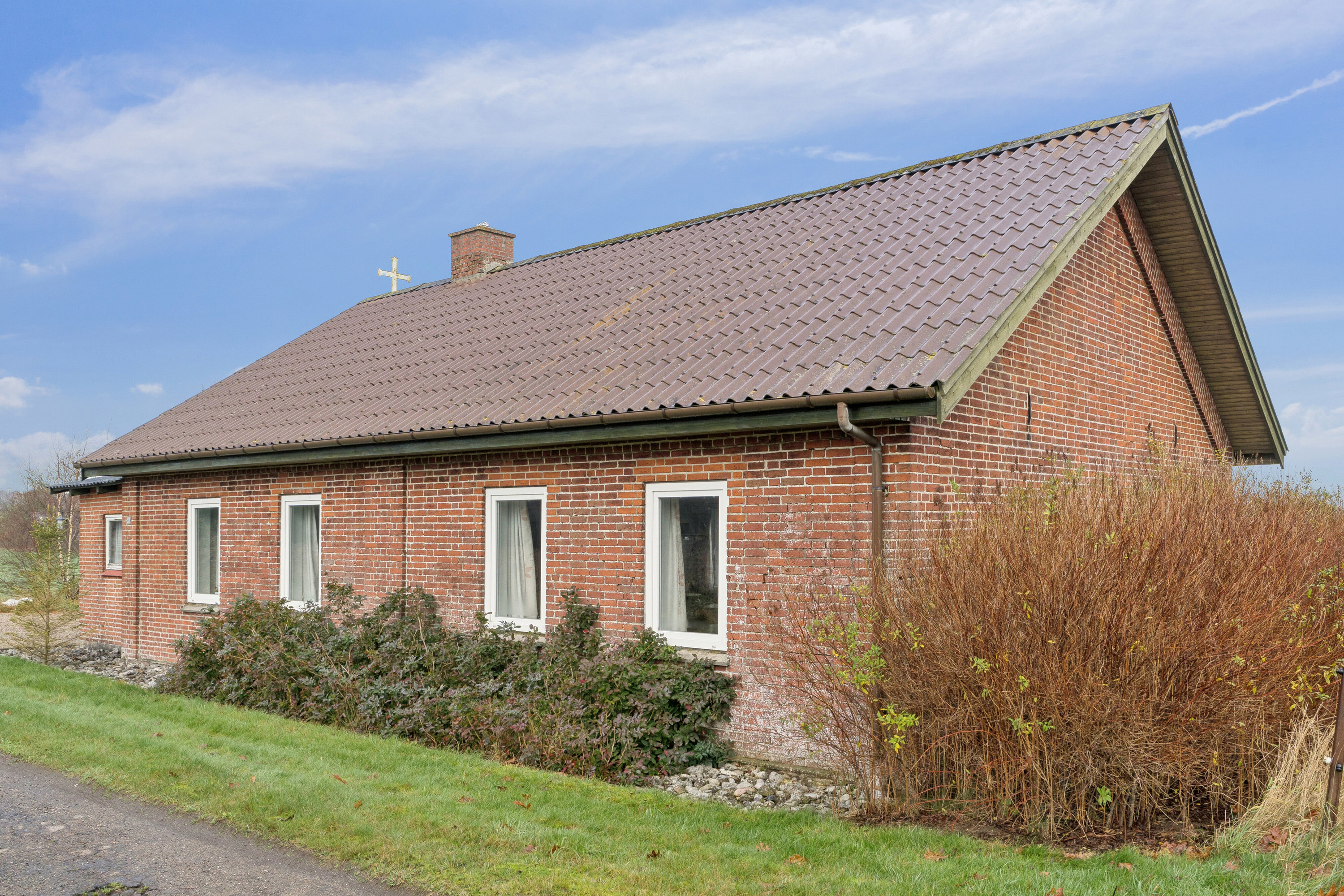 Fremhævet set fra vejen billede i fuldskærmstilstand. Billede af Hindbjergvej 32, Hindbjerg, 8620 Kjellerup