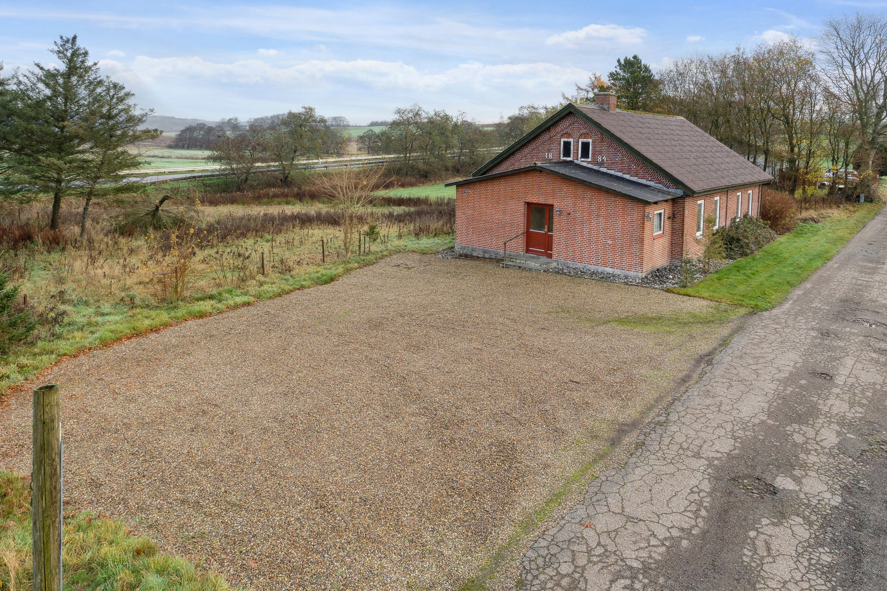 Fremhævet set fra vejen billede i fuldskærmstilstand. Billede af Hindbjergvej 32, Hindbjerg, 8620 Kjellerup