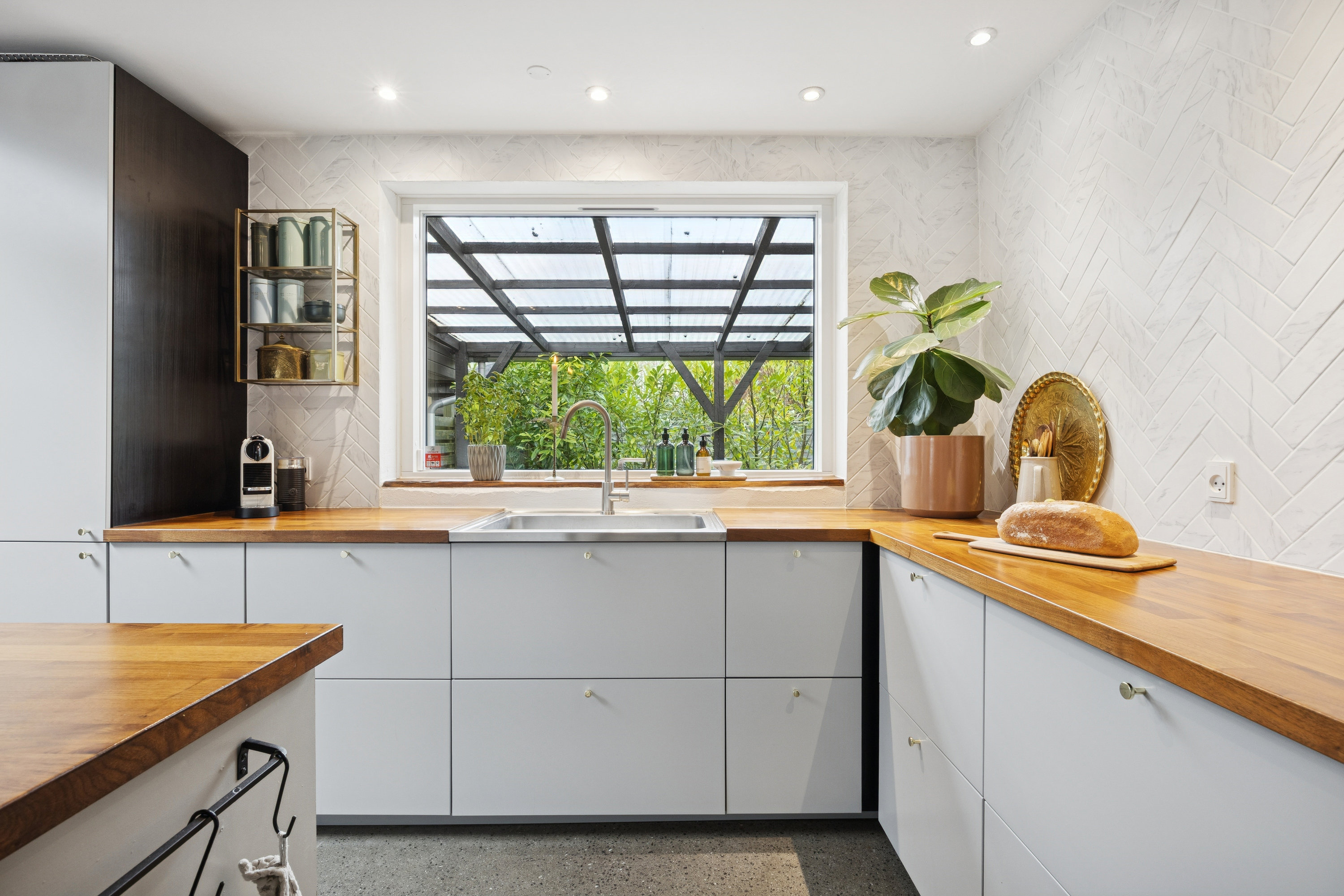 Fremhævet køkken billede i fuldskærmstilstand. Billede af Godsparken 28, 2670 Greve