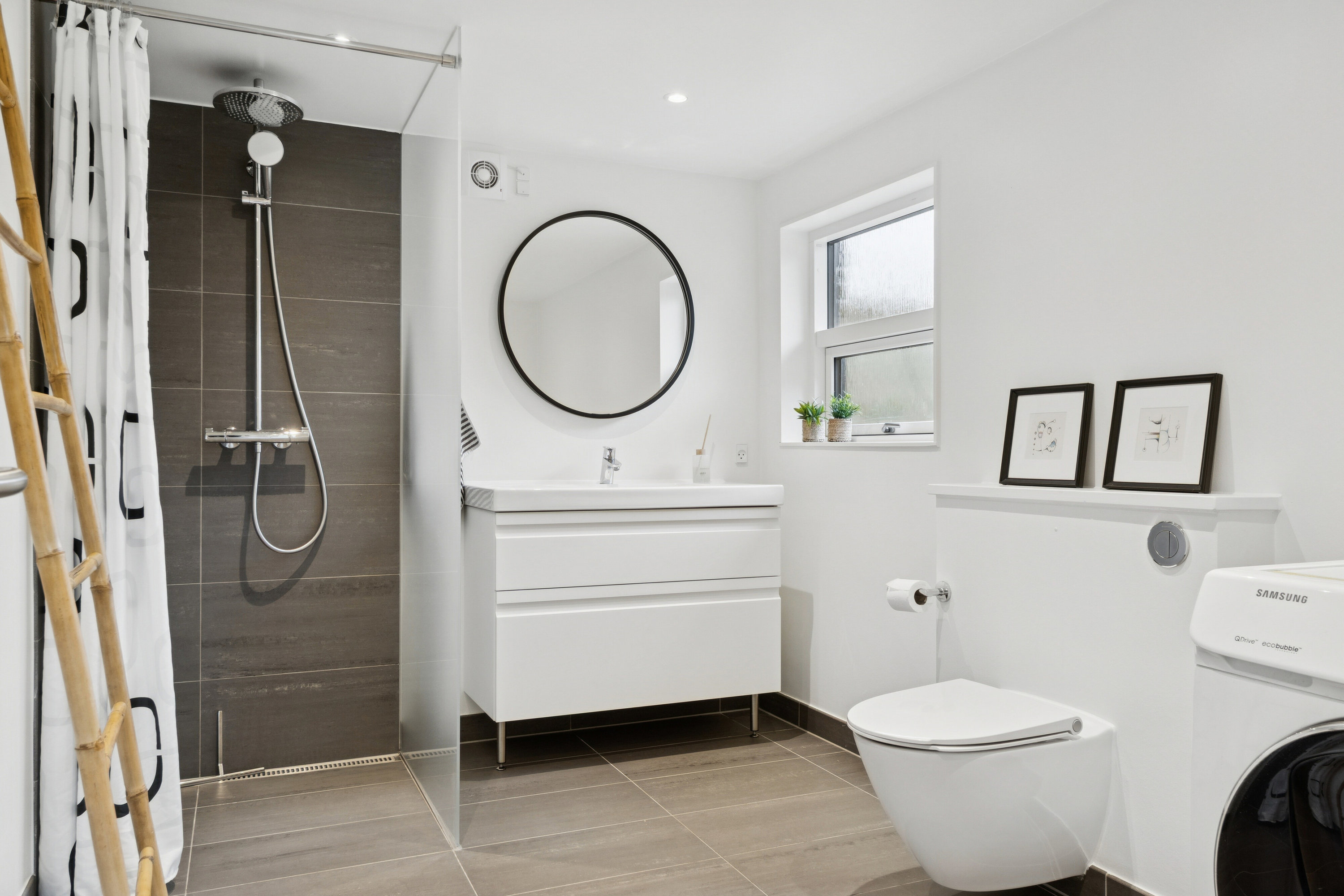 Fremhævet badeværelse billede i fuldskærmstilstand. Billede af Rønnebærvej 9, Sæby, 4070 Kirke Hyllinge