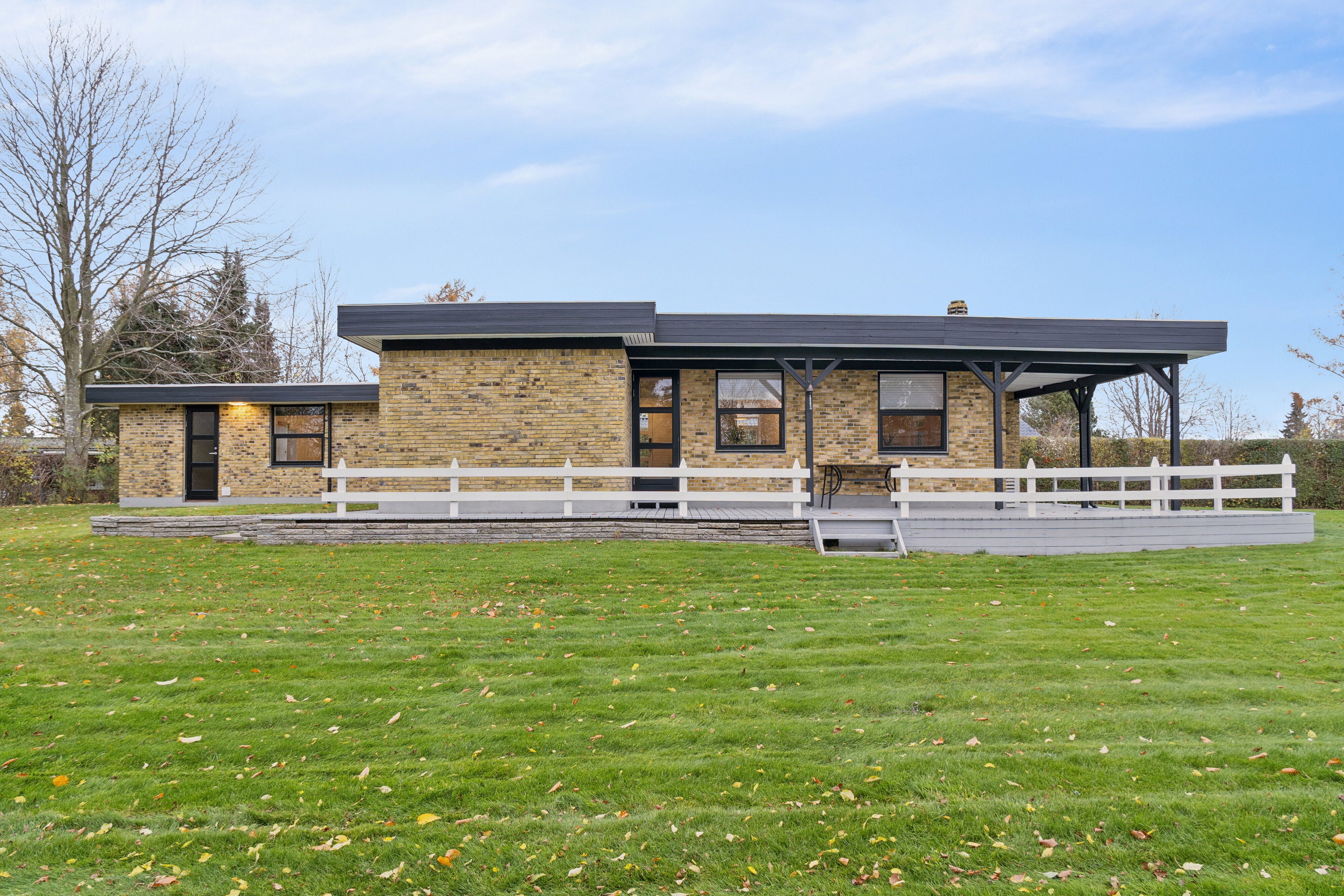 Miniaturebillede 2: set fra haven. Billede af Rønnebærvej 9, Sæby, 4070 Kirke Hyllinge