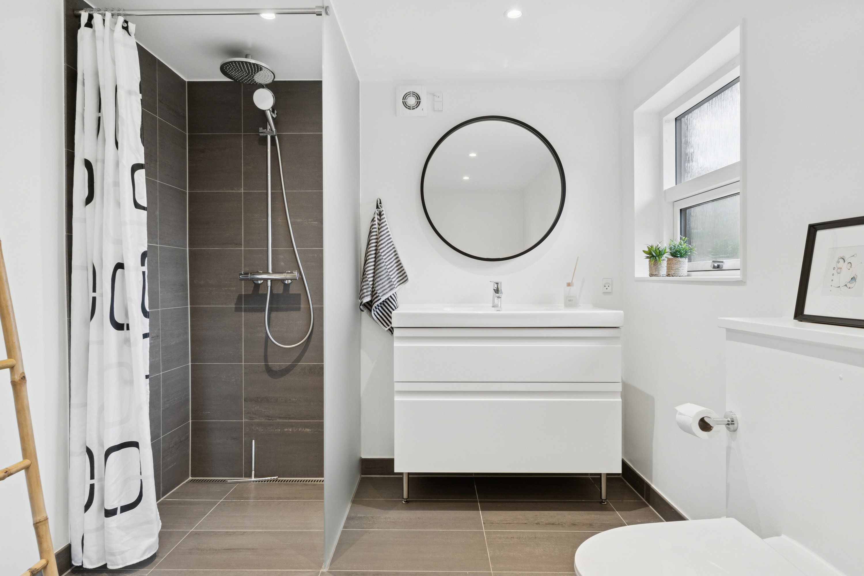 Fremhævet badeværelse billede i fuldskærmstilstand. Billede af Rønnebærvej 9, Sæby, 4070 Kirke Hyllinge