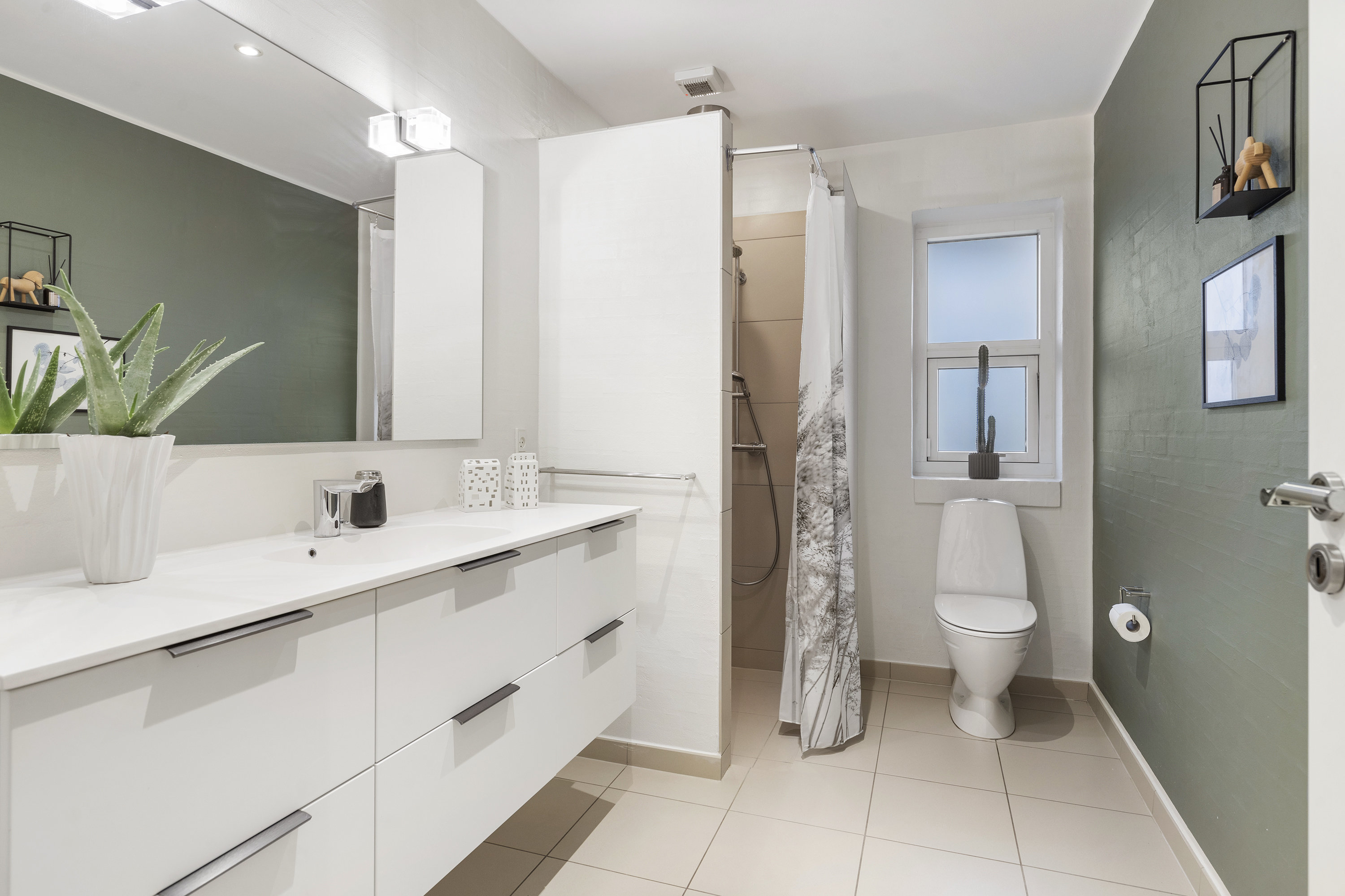 Fremhævet badeværelse billede i fuldskærmstilstand. Billede af Engparken 3, 9700 Brønderslev